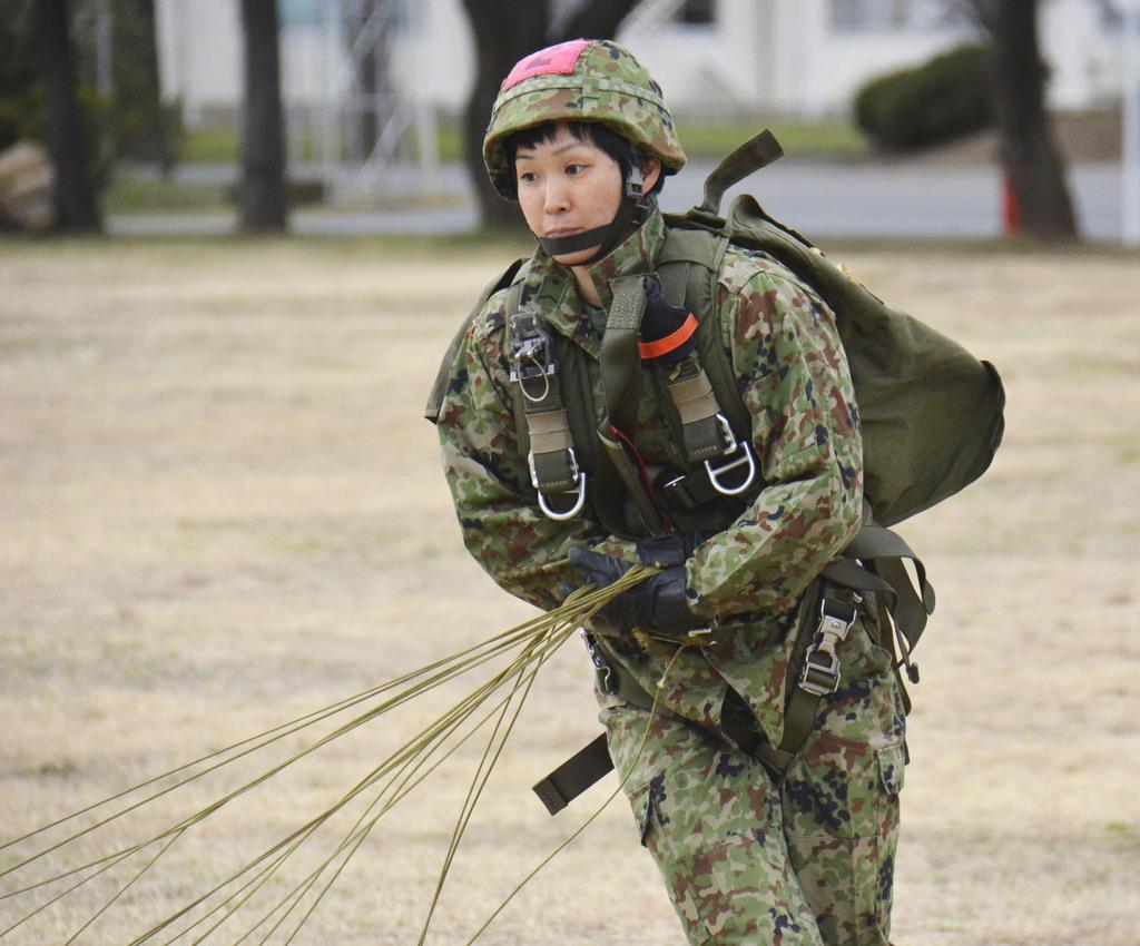 女性初の空挺団員誕生 陸自精鋭、習志野で修了式 - 産経ニュース