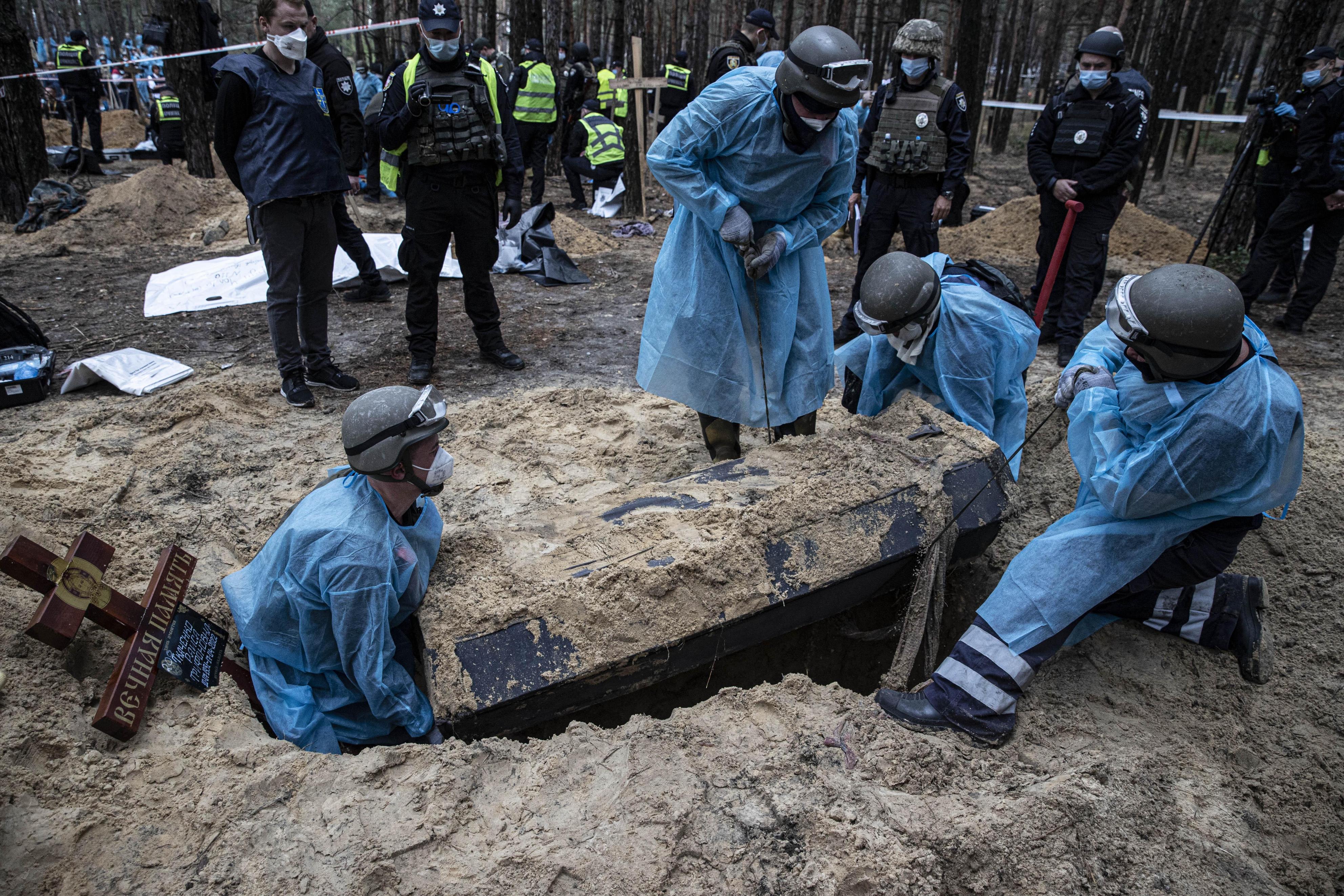 フォト特集】集団埋葬地で発掘調査開始 イジュムに462人の墓 - 産経