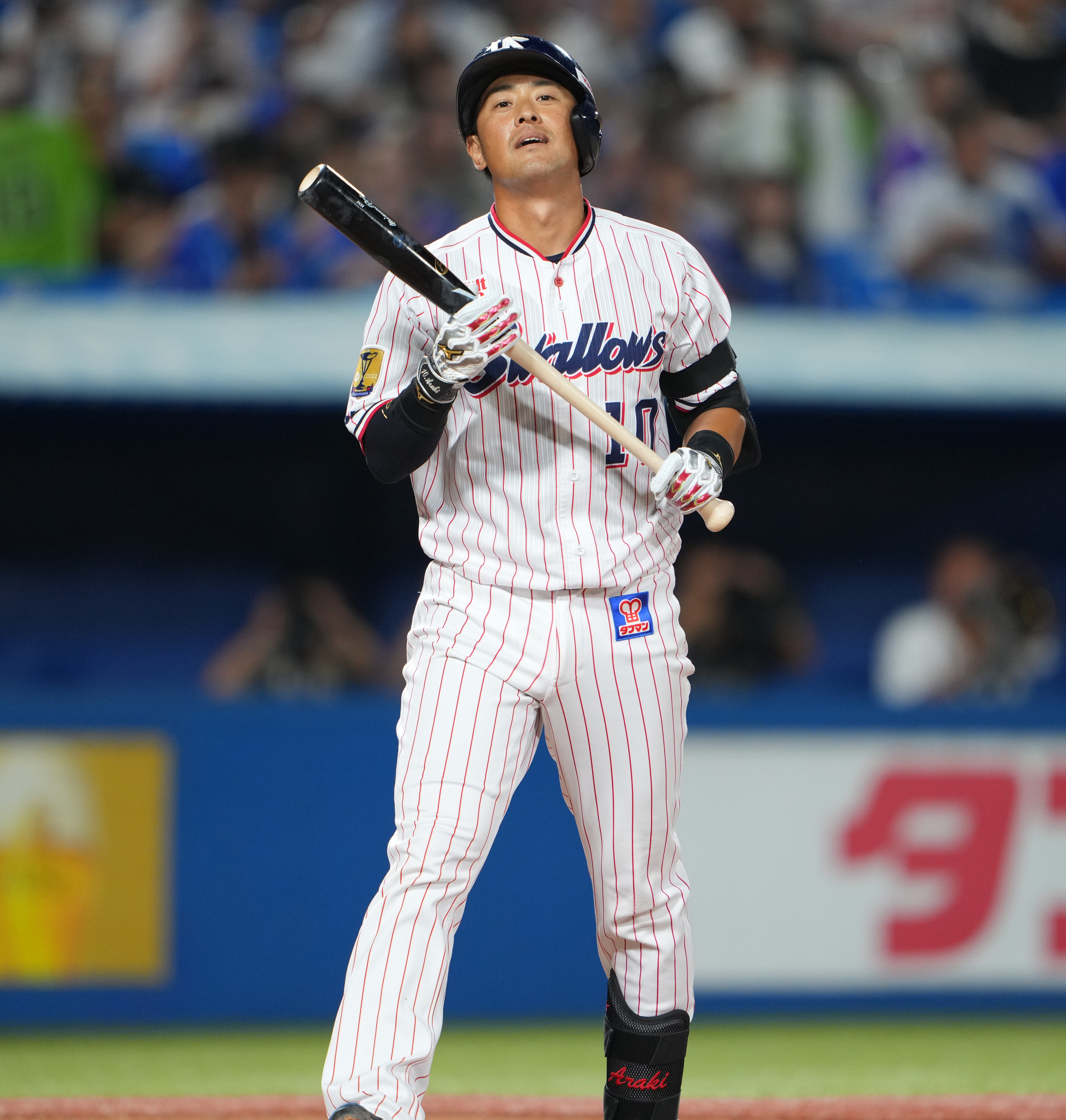今季で現役引退のヤクルト・荒木貴裕が七回に代打で空振り三振 一塁の