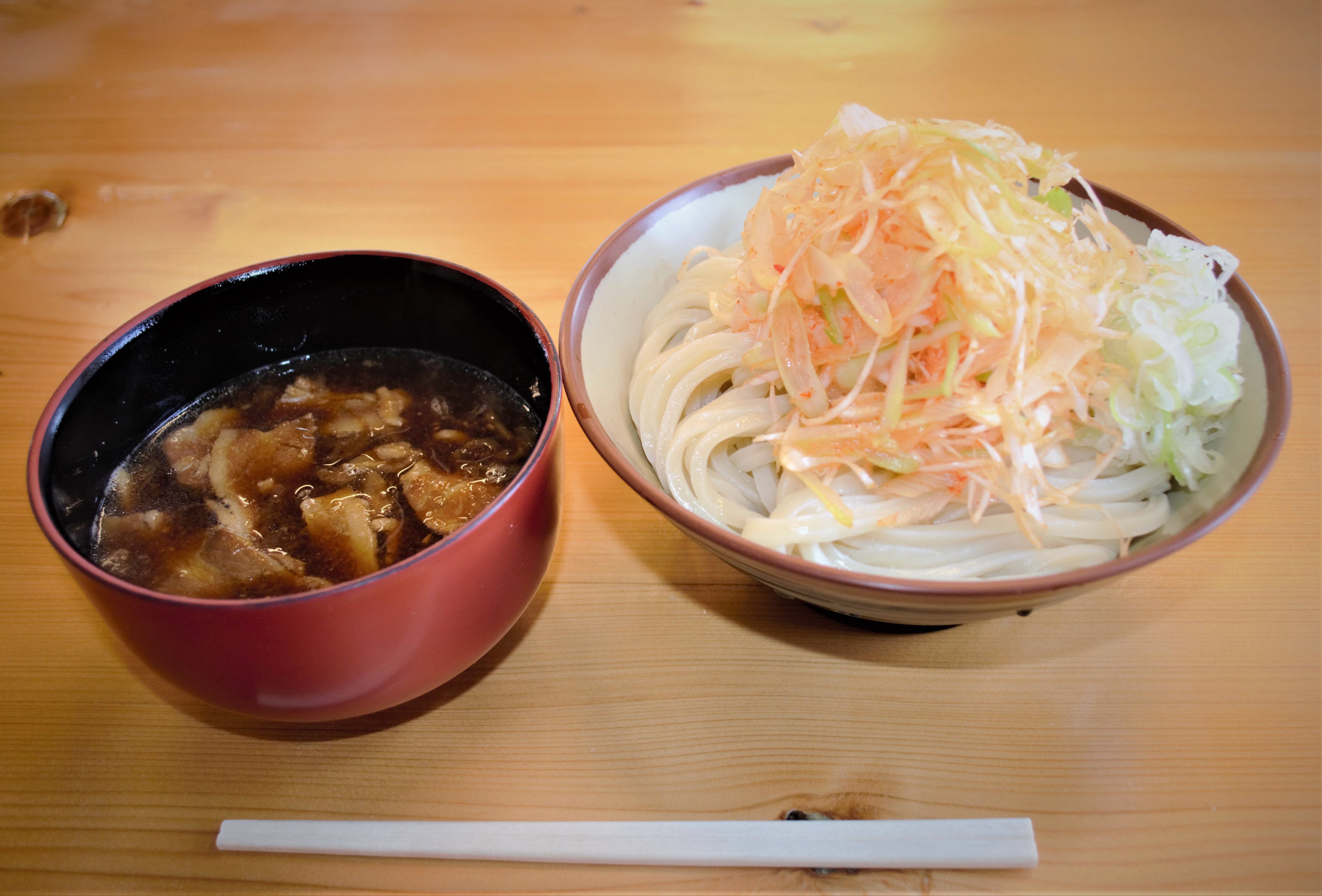 うどん 夏の怪異。セブンにデカすぎる「冷しうどん」1046kcal - 週刊アスキー