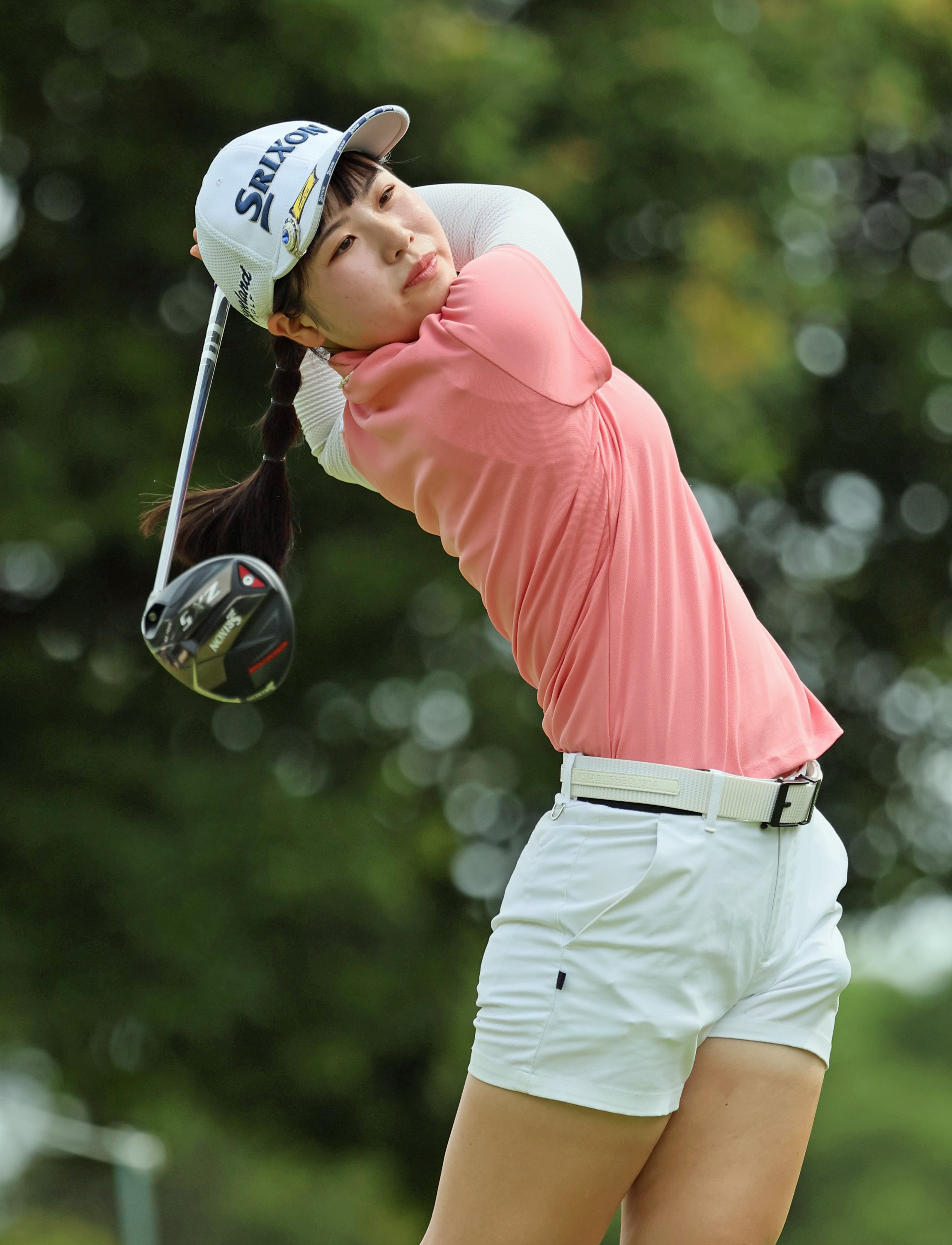 尾関彩美悠、2週連続ルーキーVへ！首位浮上 作陽高出身、渋野
