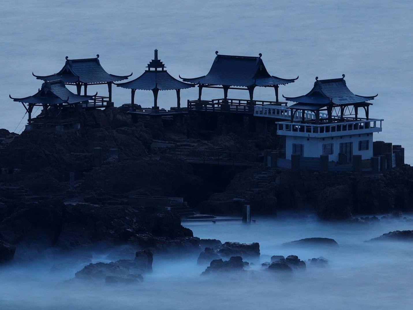 龍脈の精髄 ― 宮崎産 虹入り成長干渉煙水晶 【保護猫活動支援】 龍脈の精髄 ― 宮崎産 虹入り成長干渉煙水晶 「祓いと覚醒、希望