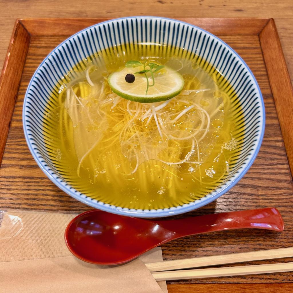 麺喰いにつき】「千のレシピを持つ男」の画期的メニューを食べ逃すな 「ラーメン屋さん」の枠に収まらない、ジンを活用した「GIN（神）保町中華そば」（1/2ページ）  - zakzak：夕刊フジ公式サイト