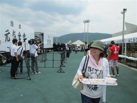 舘ひろし、被災者を笑顔に！大泣きする子供に「泣かないで