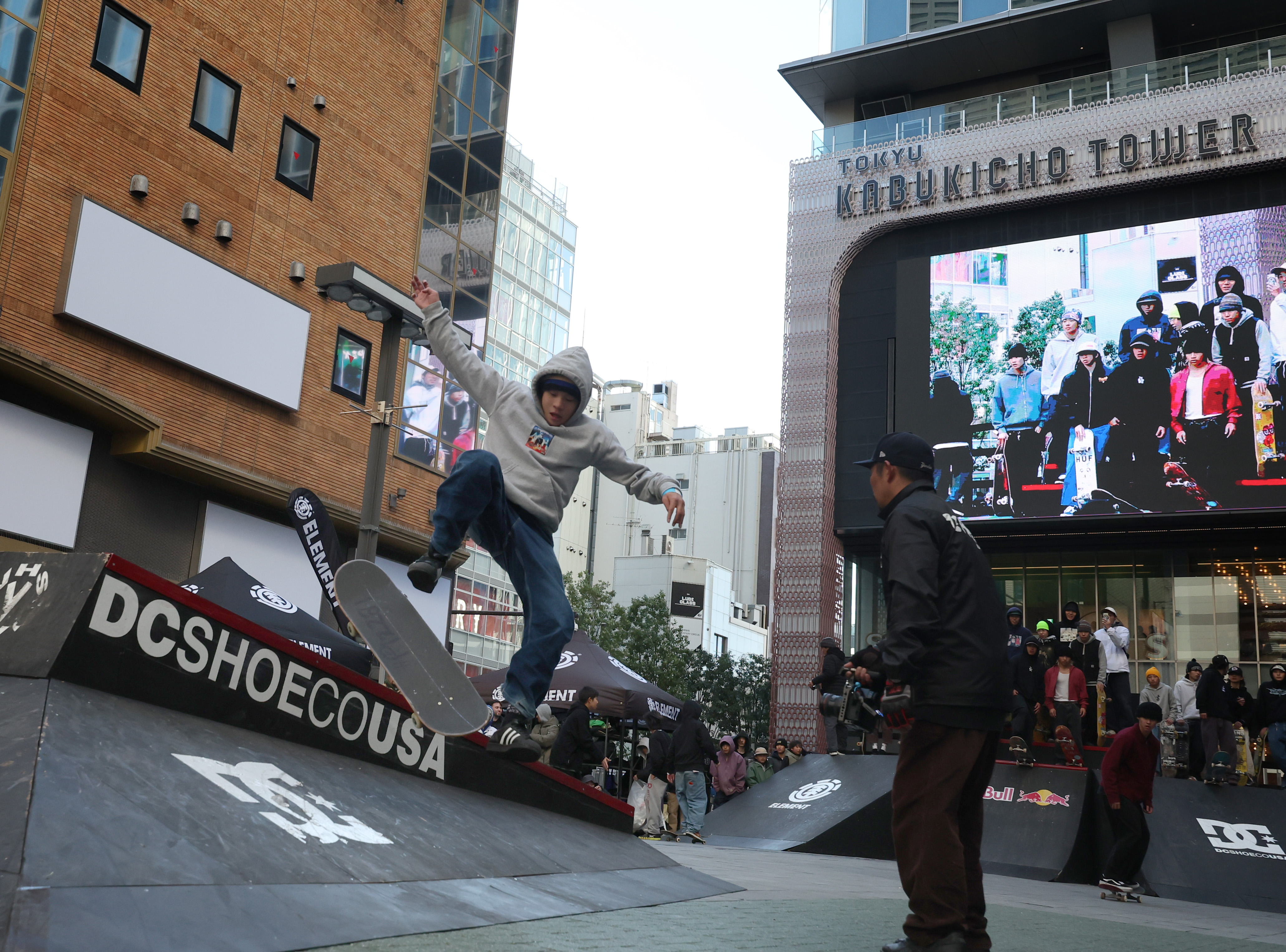 歌舞伎町の真ん中でスケートボード頂上決戦 ファッション