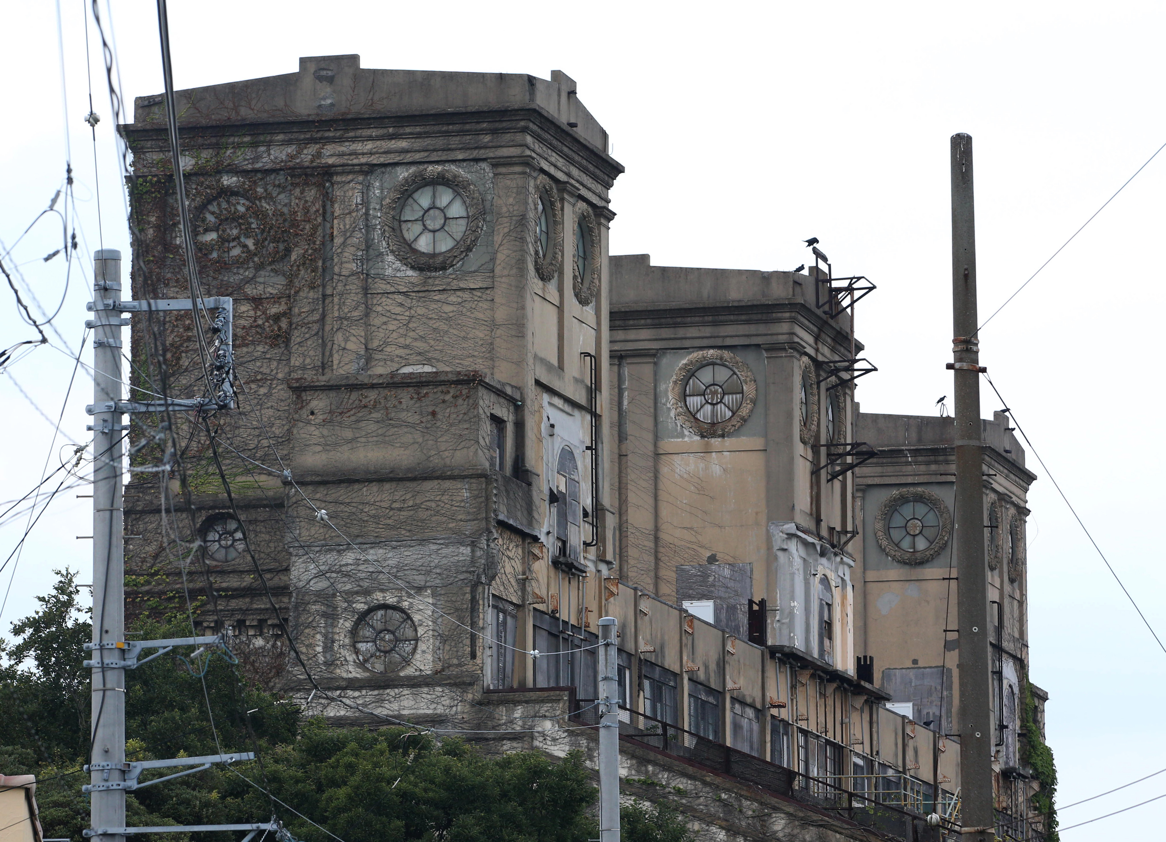 まるでそびえたつ古城 日本初の洋式競馬場「根岸競馬場」 近代化産業