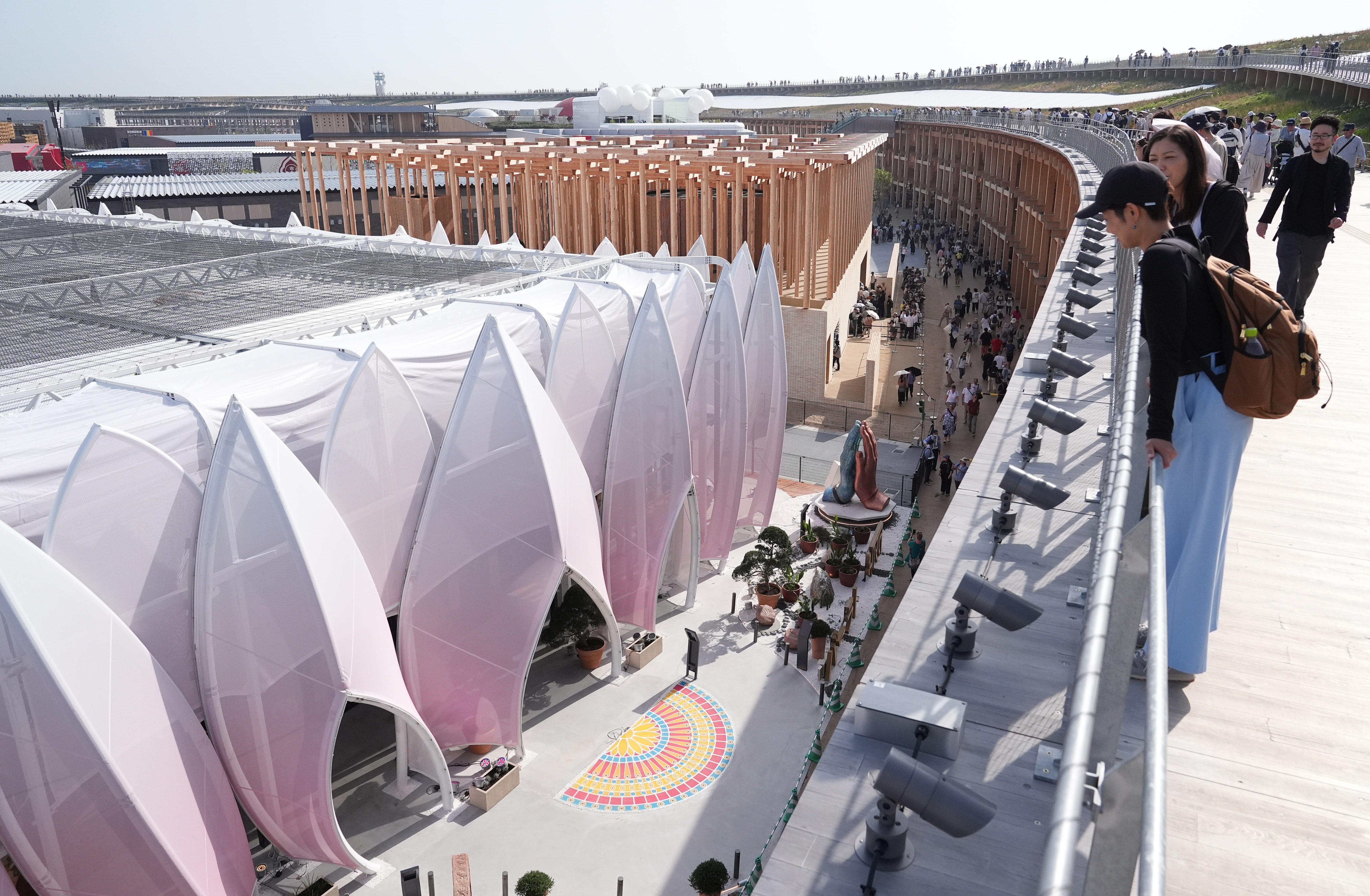 万博の海外パビリオン、いまだ4カ国開館できず 工事見ようと人気