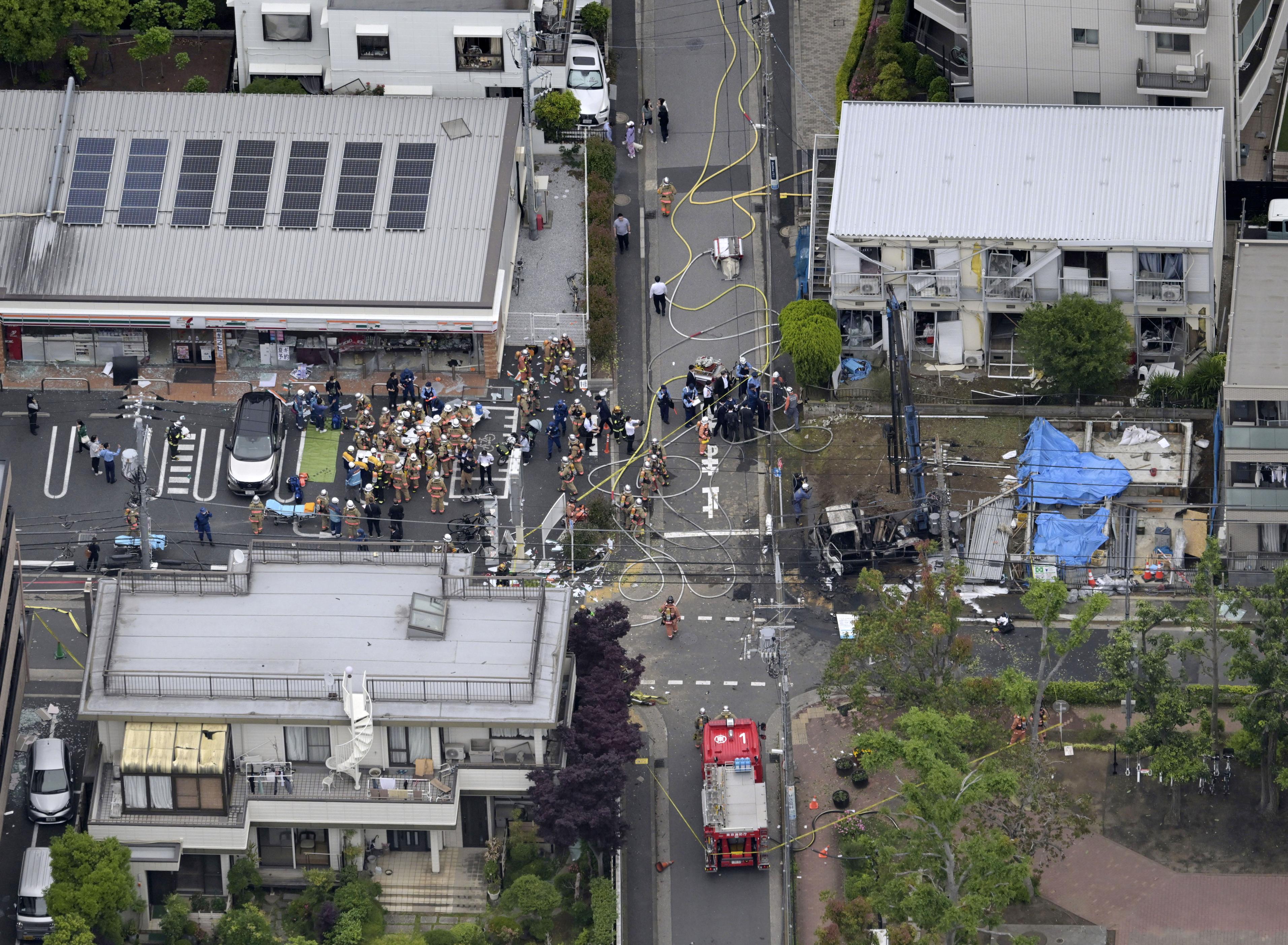 東京・東葛西の爆発で現場検証 ボンベはアセチレンガス 地中60センチに
