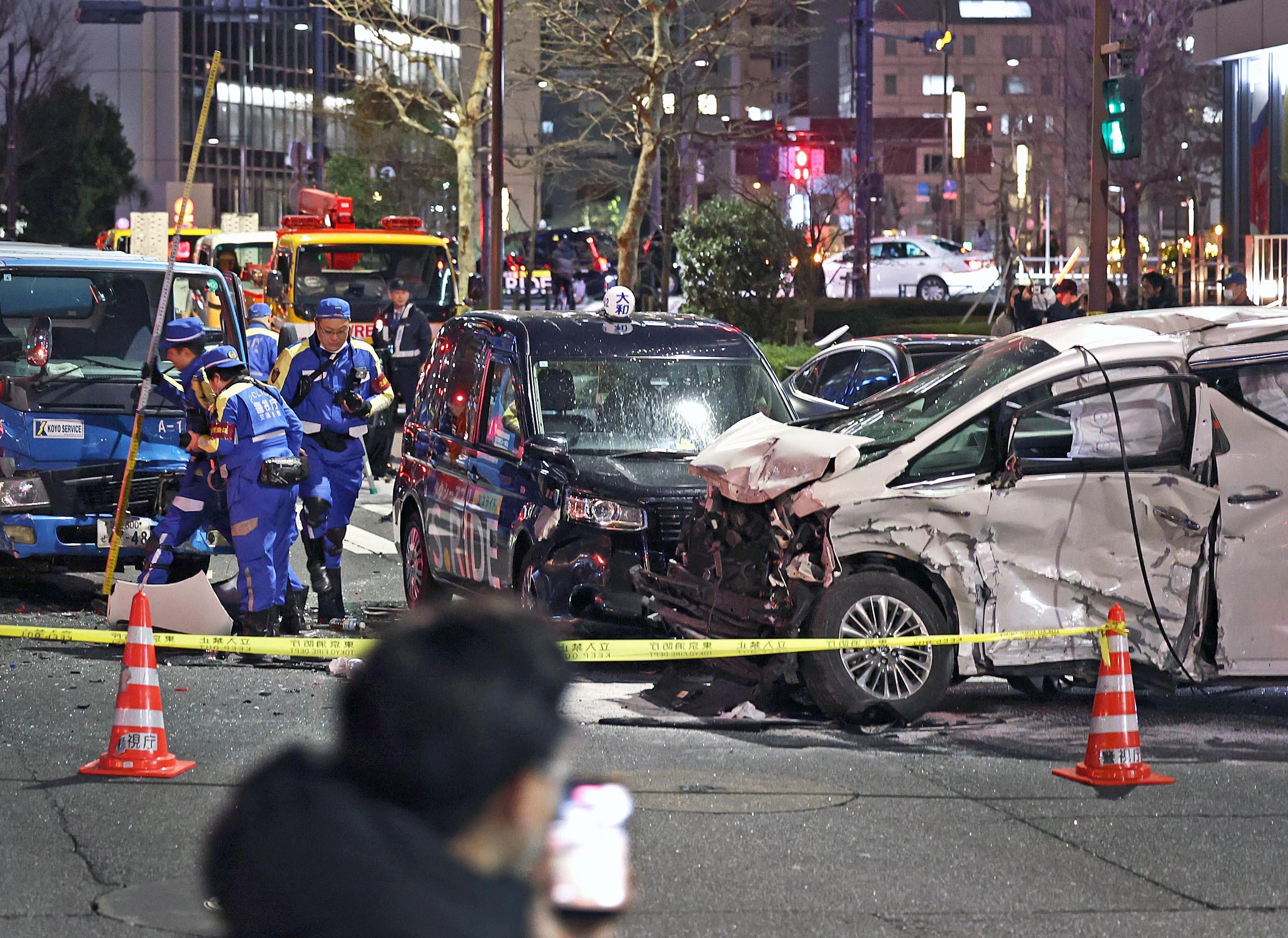 赤坂多重事故、内閣府公用車が信号無視か 解散直前、永田町に衝撃（1/3