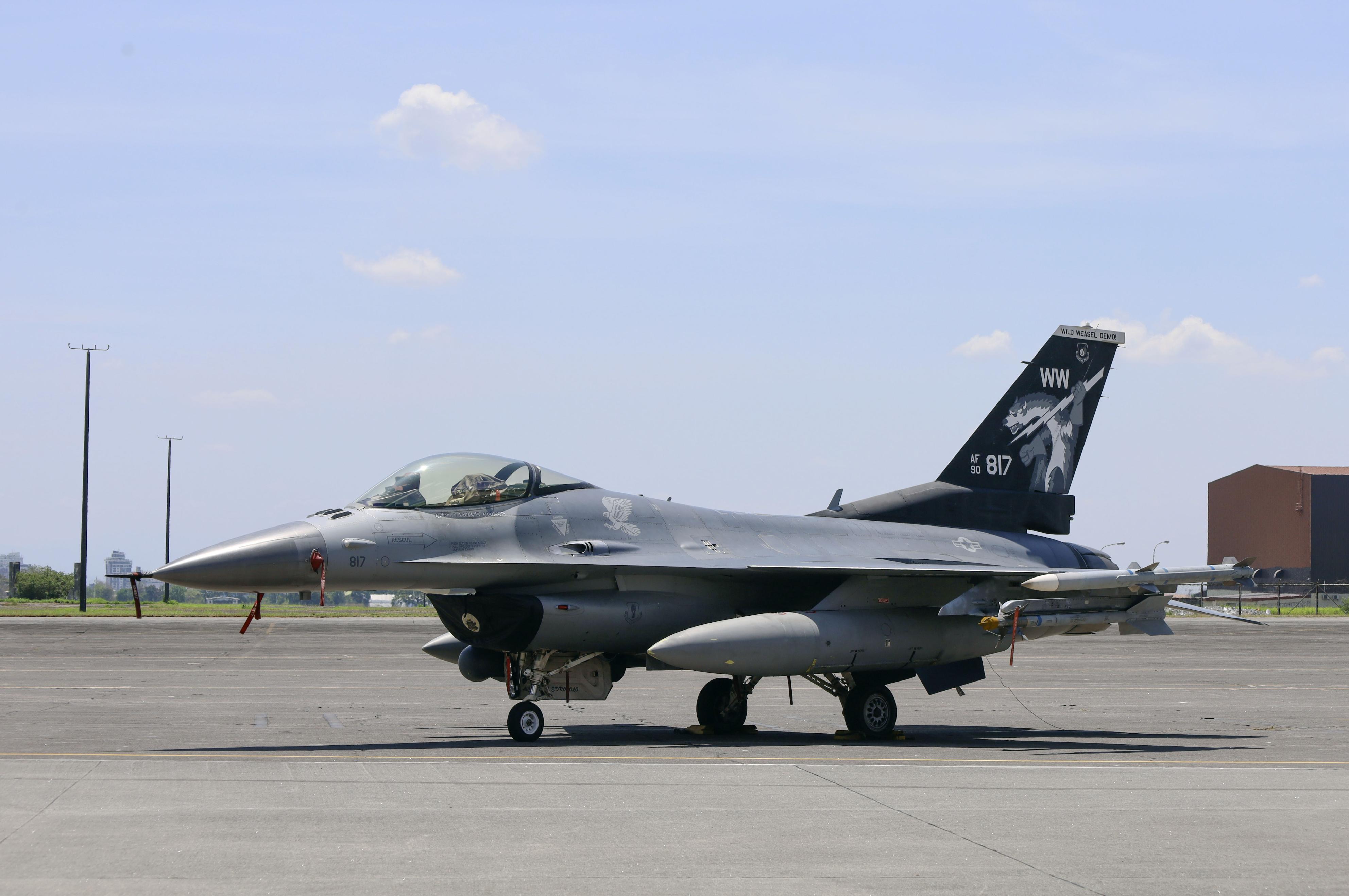 米、フィリピンと空軍合同演習「コープ・サンダー」 F16戦闘機20機を