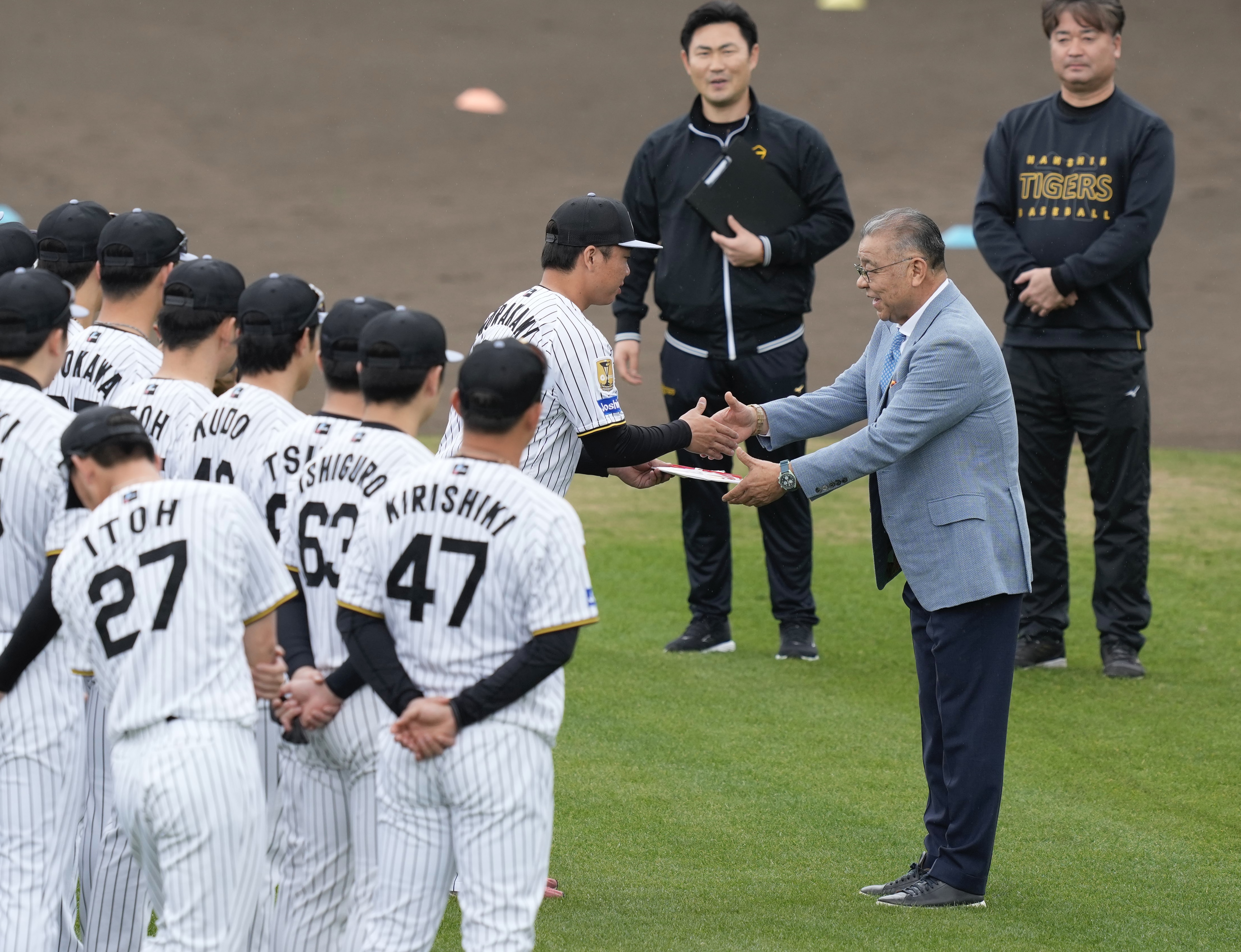阪神・掛布雅之OB会長が陣中見舞いでキャンプ地を訪問 「新しい歴史を