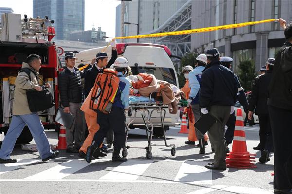 梅田 車暴走事故 高齢者跳ね上げ ボンネットに男性乗せ暴走 路上には血まみれの人多数 白昼の繁華街騒然 1 2ページ 産経ニュース