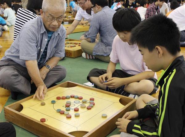 マニアック街道】１２歳の中学生に完敗…「カロム」日本選手権に記者が