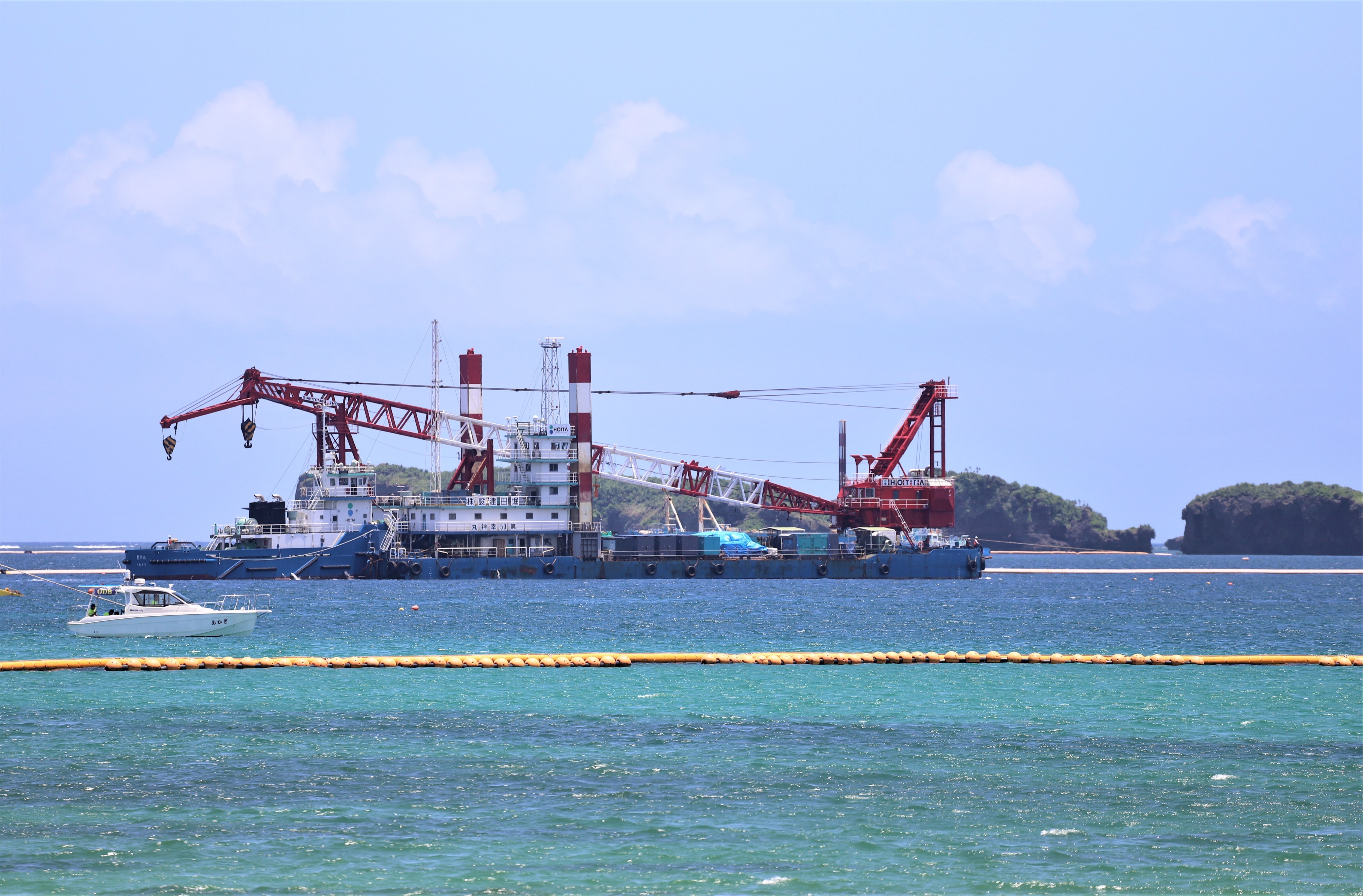 海辺の船　額付き 辺野古くい打ち試験のクレーン船が現場海域に到着 防衛省、本格工事