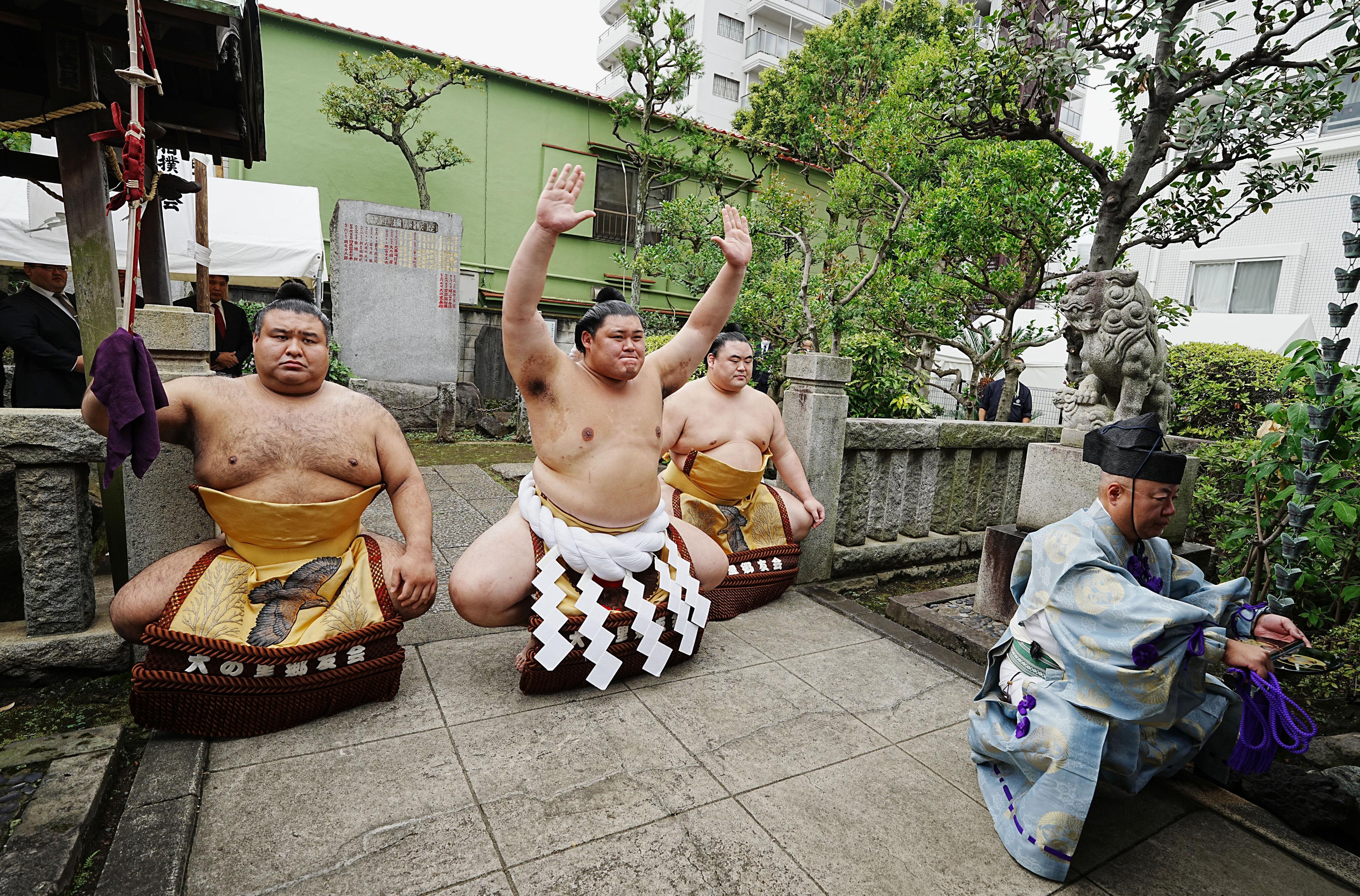 横綱大の里が力強い雲竜型披露 相撲の神様祭る東京・野見宿禰神社で