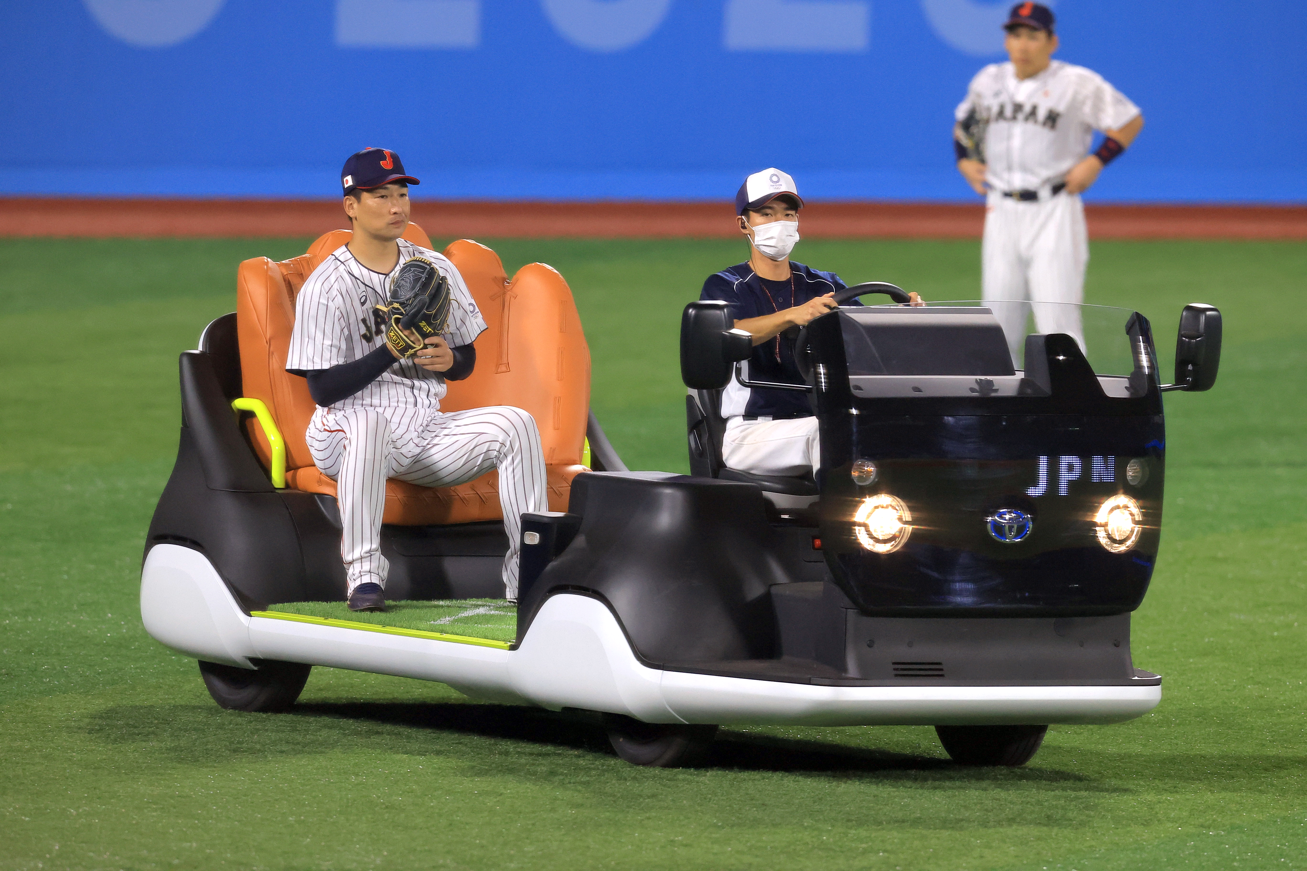 巨大グラブが座席に 侍ジャパン守護神 栗林を乗せる五輪仕様のリリーフカー サンスポ