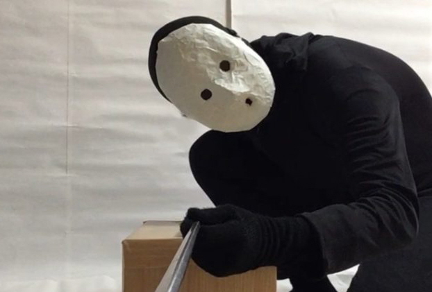 変な家」が大ヒット、謎のユーチューバー「雨穴さん」が仮面をかぶった