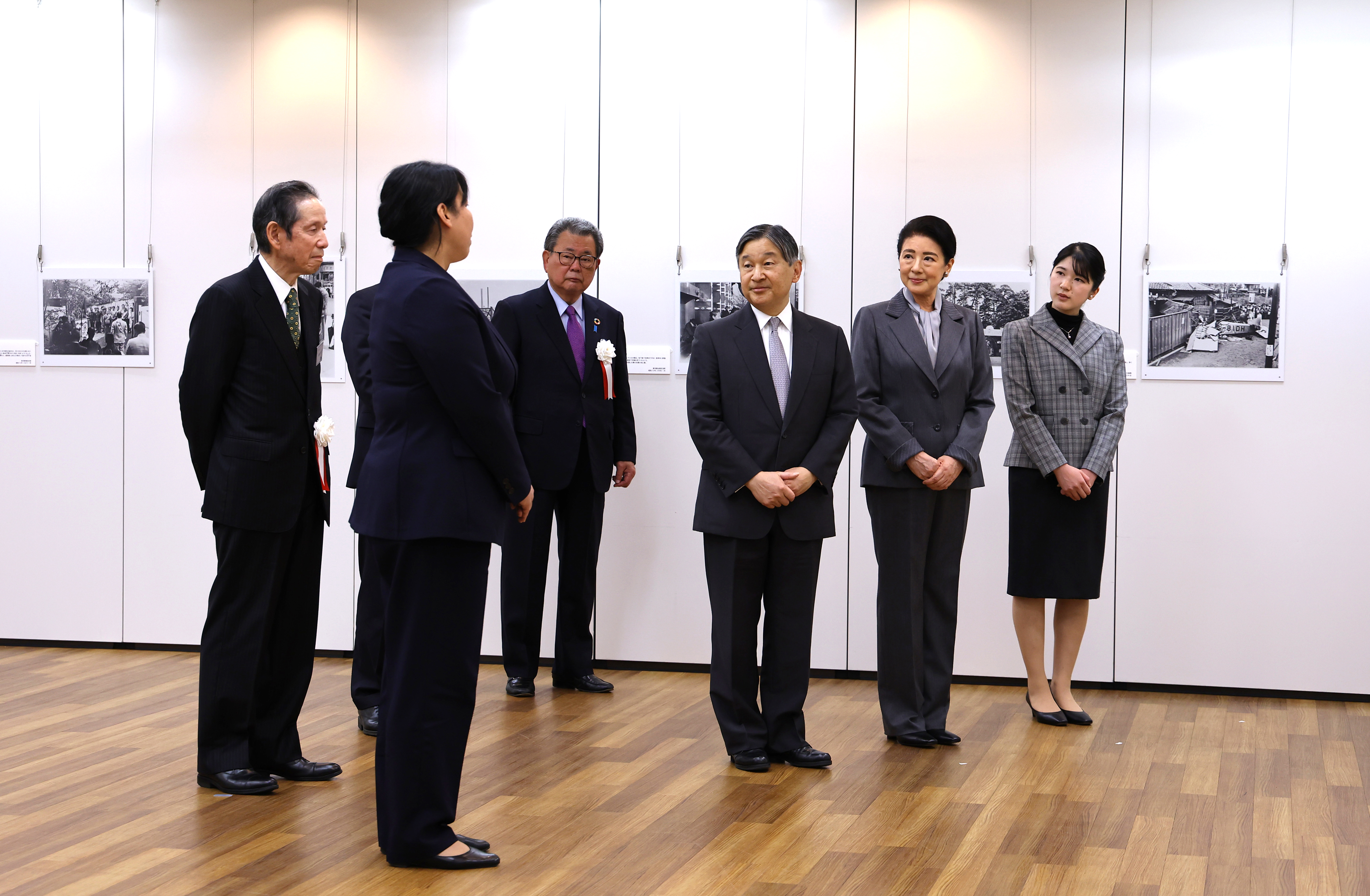 天皇ご一家、大戦中の写真展ご視察 上皇さまは92歳の誕生日お迎えに