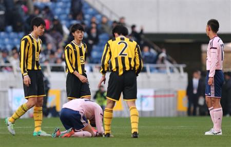 高沢のお目覚め弾 前橋育英 ５戦連続０封で決勝へ 高校サッカー 1 3ページ サンスポ