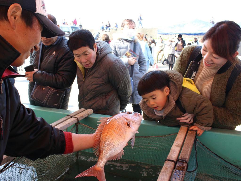 新鮮な魚介類やグルメ 和歌山 加太で 桜鯛祭り 産経ニュース