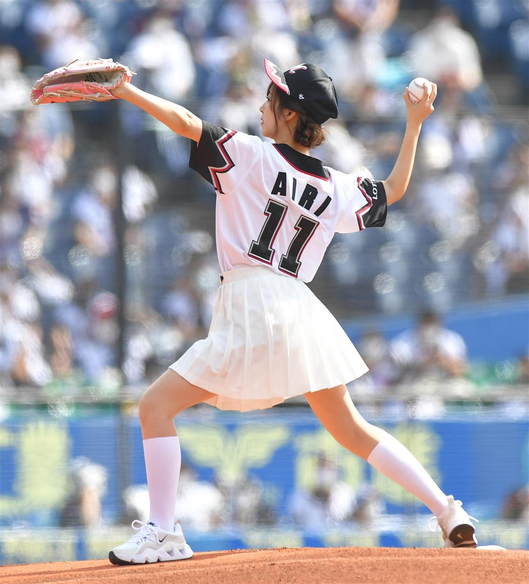 元℃－ute鈴木愛理が笑顔でワンバン始球式 捕手は里崎氏が務める