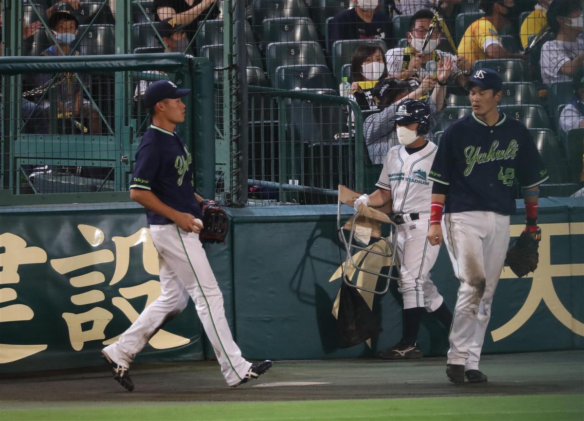 ヤクルト まさかの珍プレーで逆転負け 無走者の一塁へマクガフけん制 ２者生還 1 2ページ サンスポ