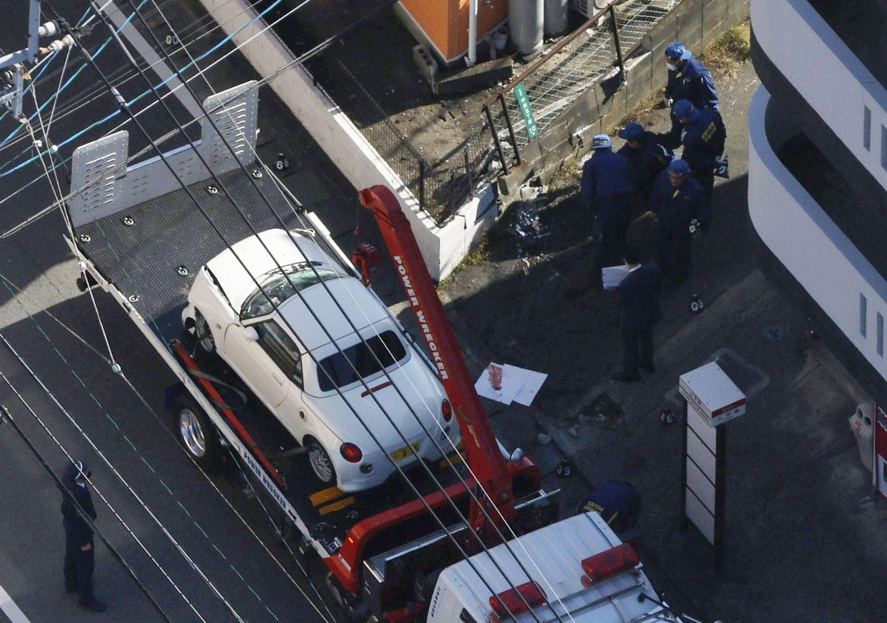 車が女子高生はねた」住宅街騒然 血を流す生徒、ガラス粉々 - 産経ニュース