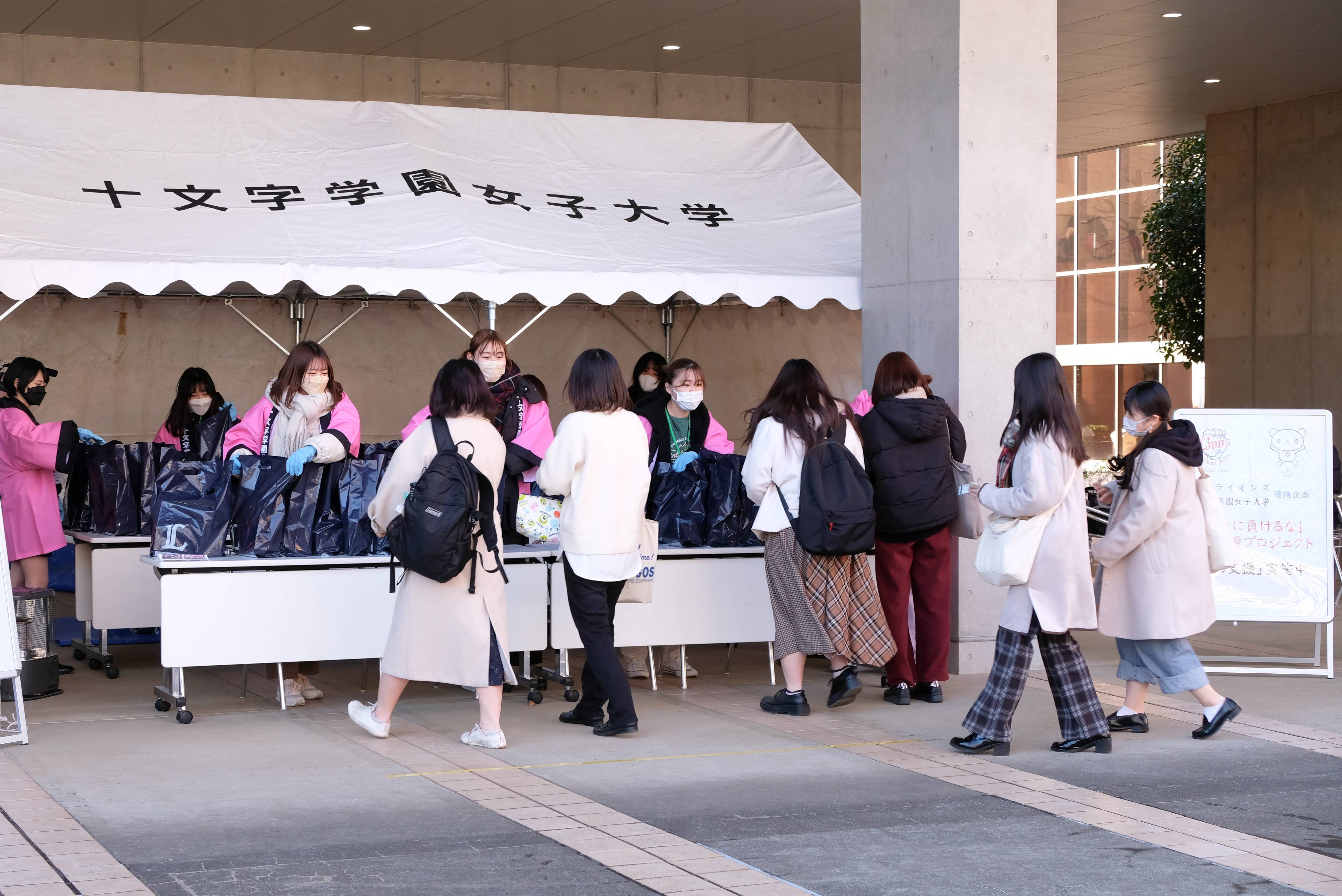 西武 十文字学園女子大の学生を支援 ６００人分のレトルトご飯などを配布 サンスポ