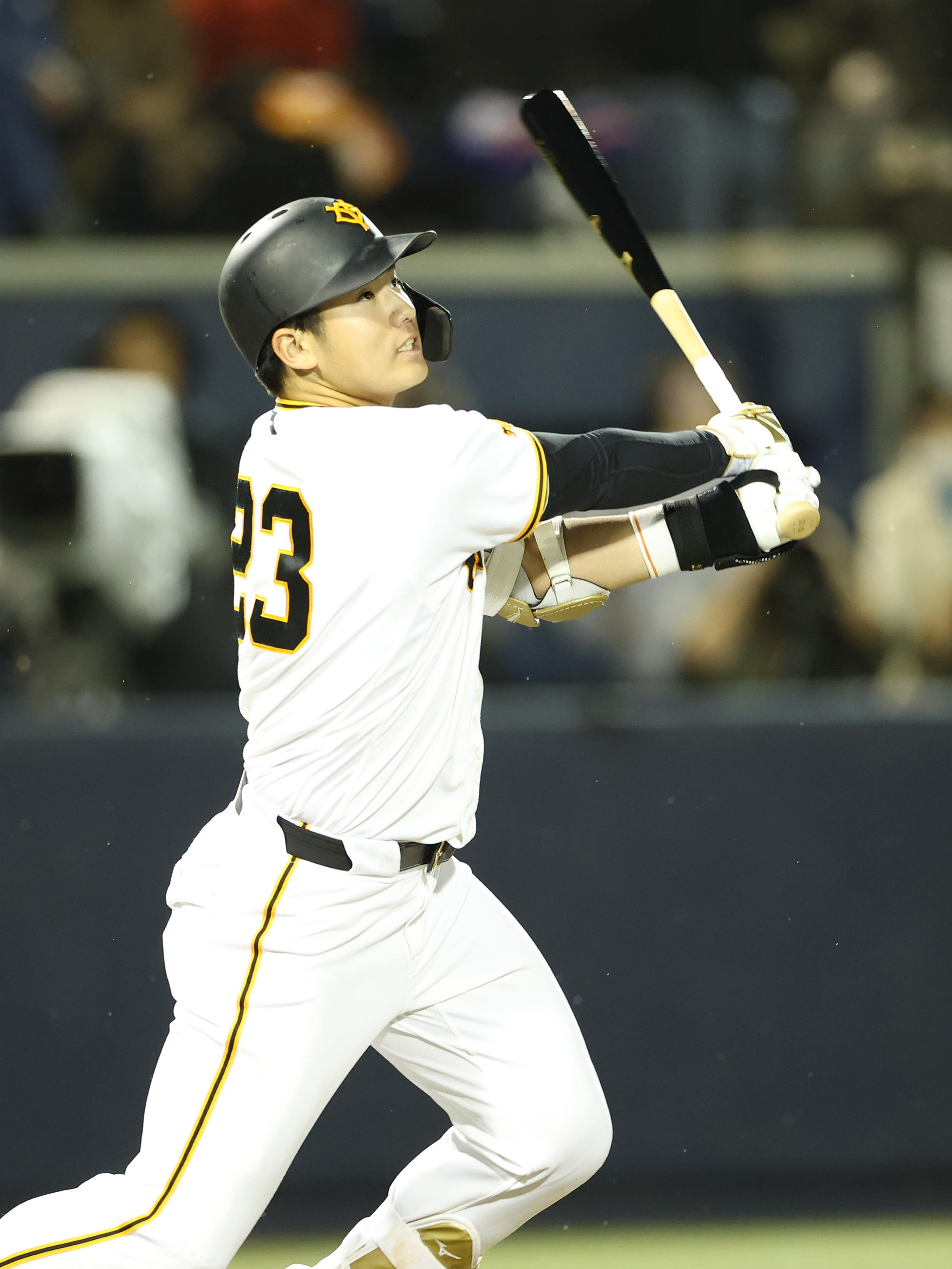 巨人・石塚裕惺がプロ初スタメンで2点三塁打 前日試合中に東京から長野