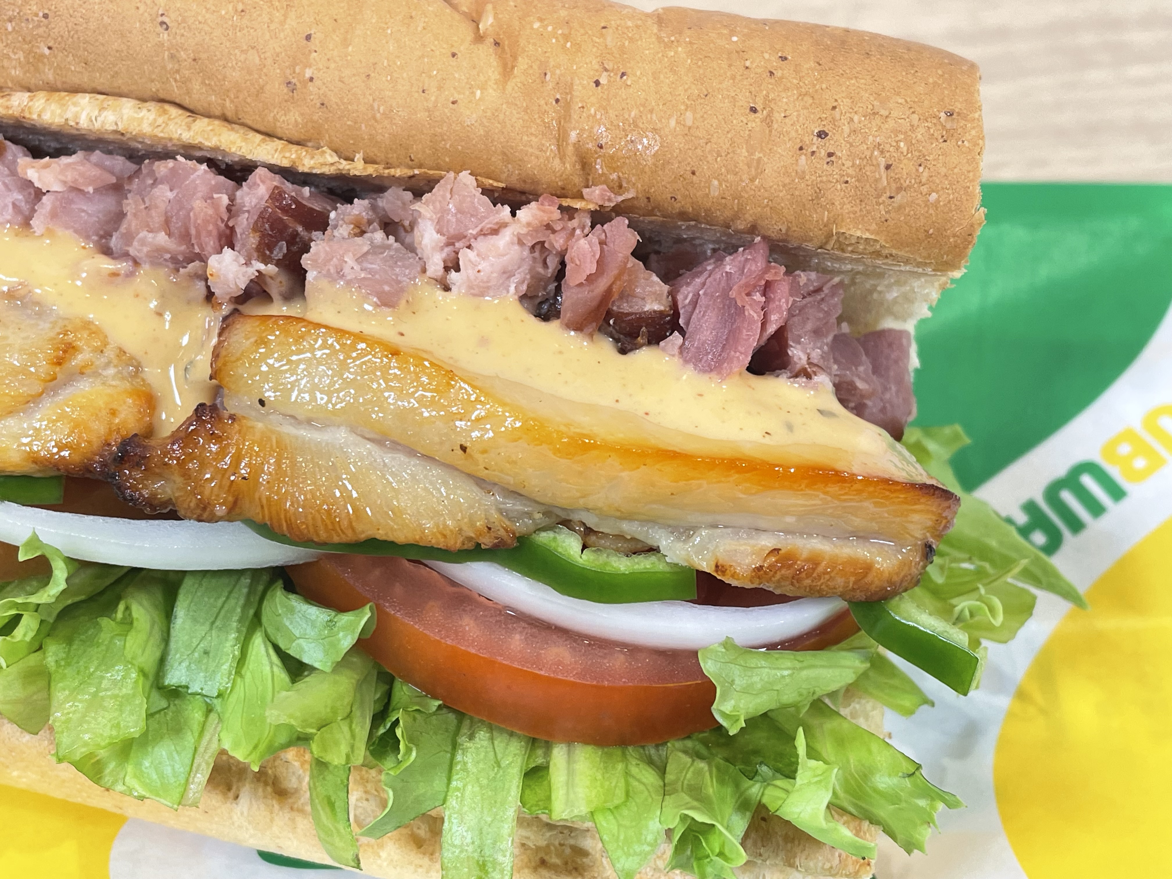 サブウェイ新作「クラシック グリルベーコン」は肉のうまみを感じ