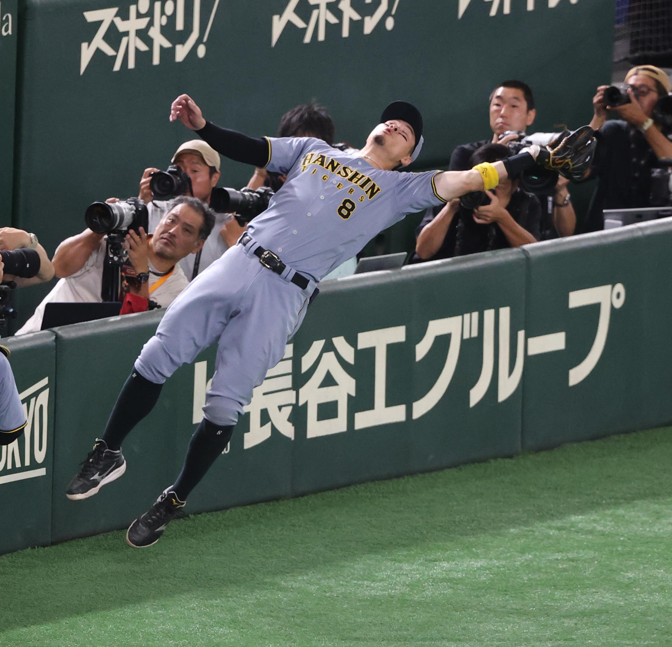 阪神・佐藤輝明、ホットコーナーで〝ミスター級〟美技連発