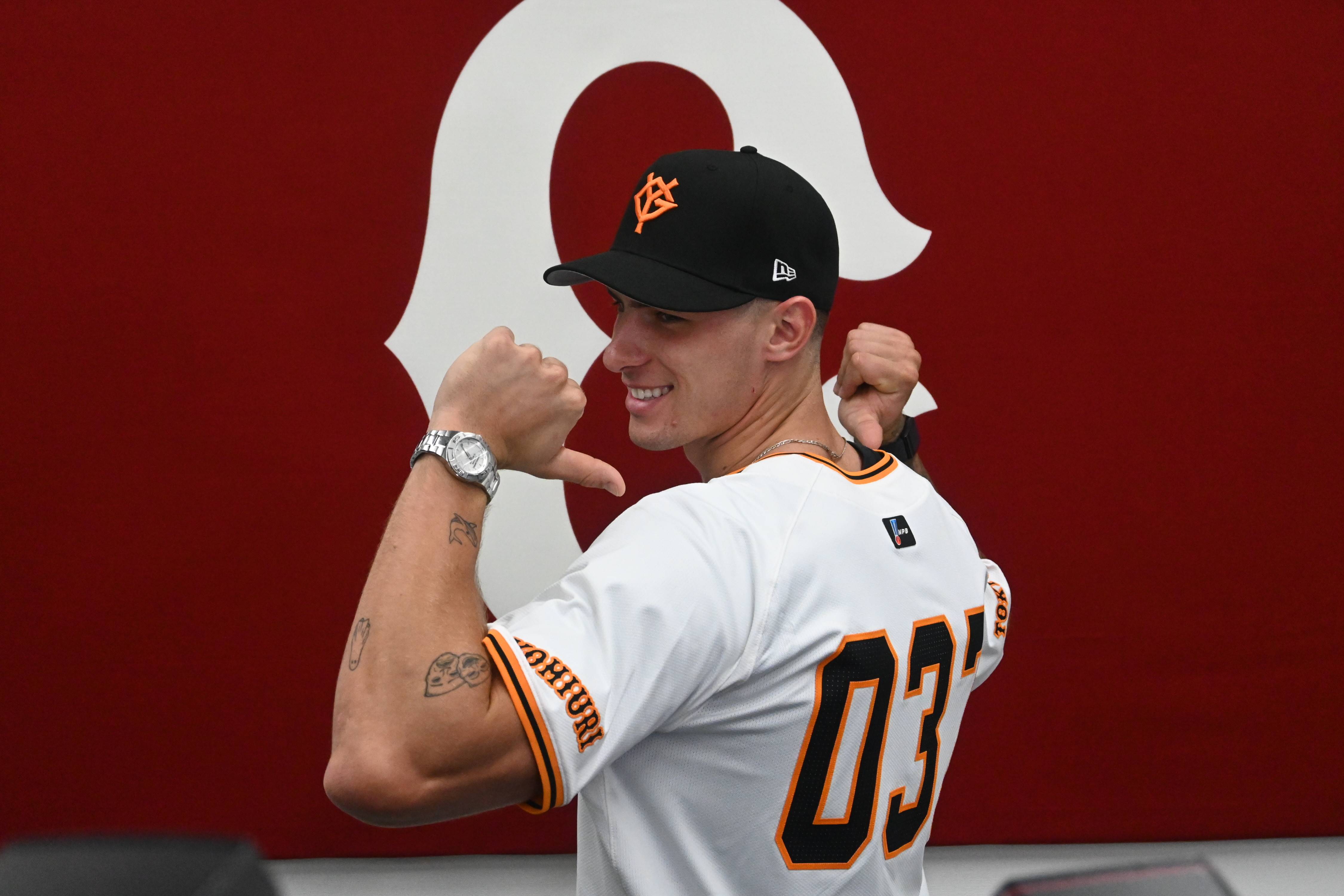 巨人の新外国人、マレク・フルプが入団会見「楽しみにしていたので