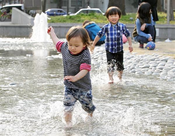 ぽかぽか陽気に誘われて 子供ら水遊び 産経ニュース
