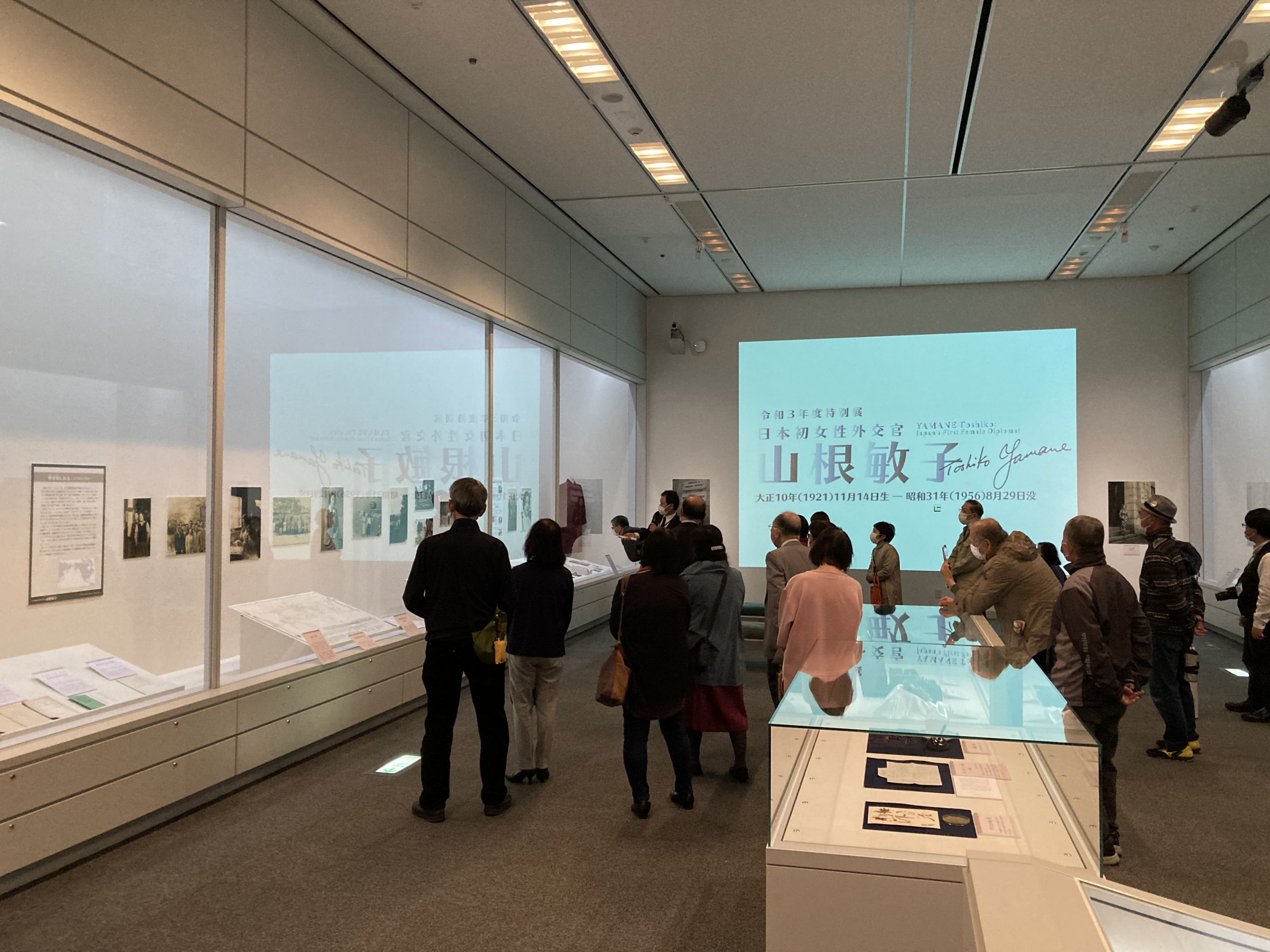 古書　away 「去りぬるを ― 亡き山根敏子を偲んで」 日本女性初の外交官 売れ筋新商品 山根敏子 日本初女性外交官 / 古本、中古本、古