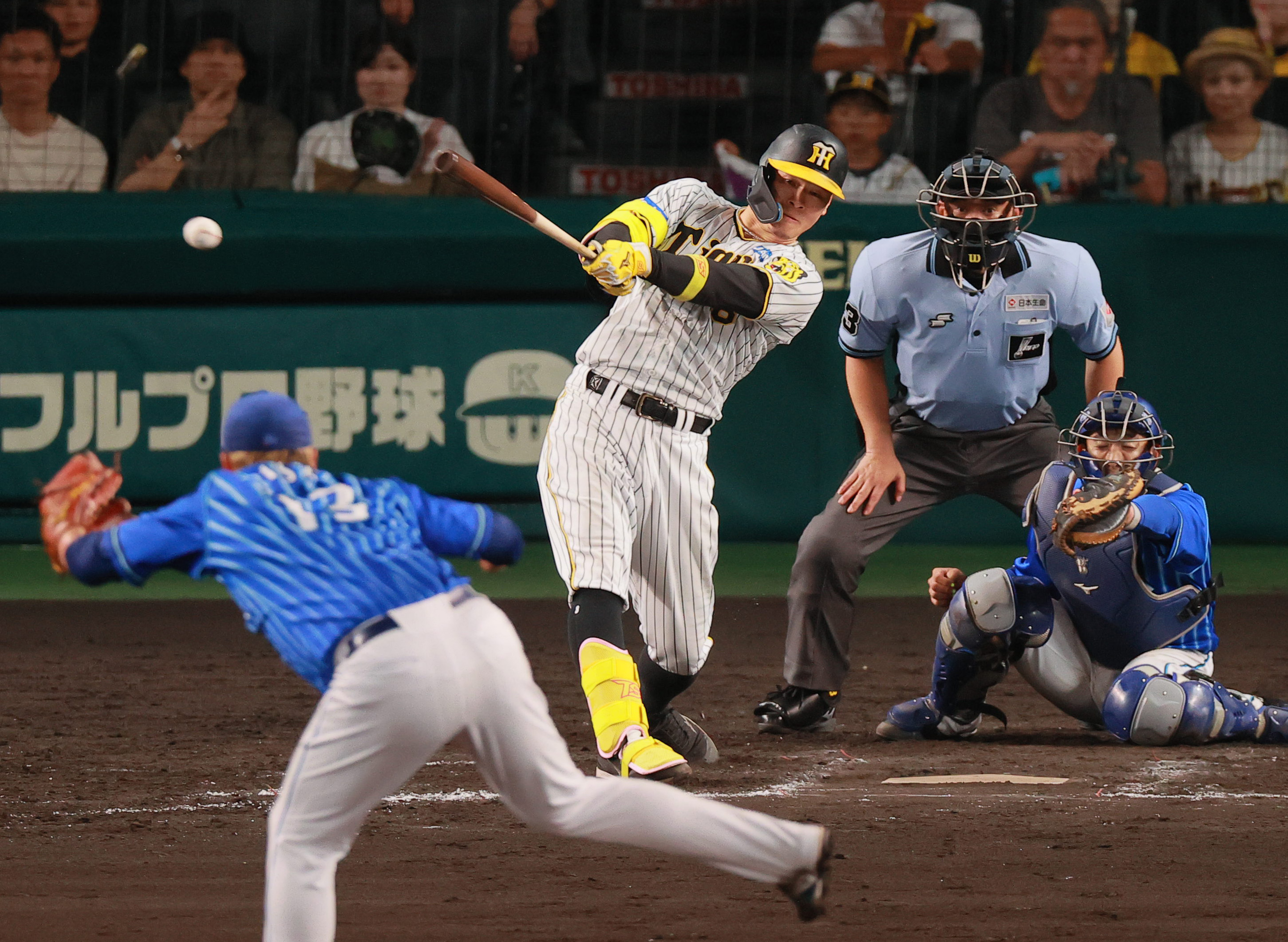 藤井寺球場 スコアボード 表「矢野輝」／裏：無記名で1枚の板です！ 2枚ではありません！ 1枚です．阪神タイガース 矢野監督？ - スポーツ別