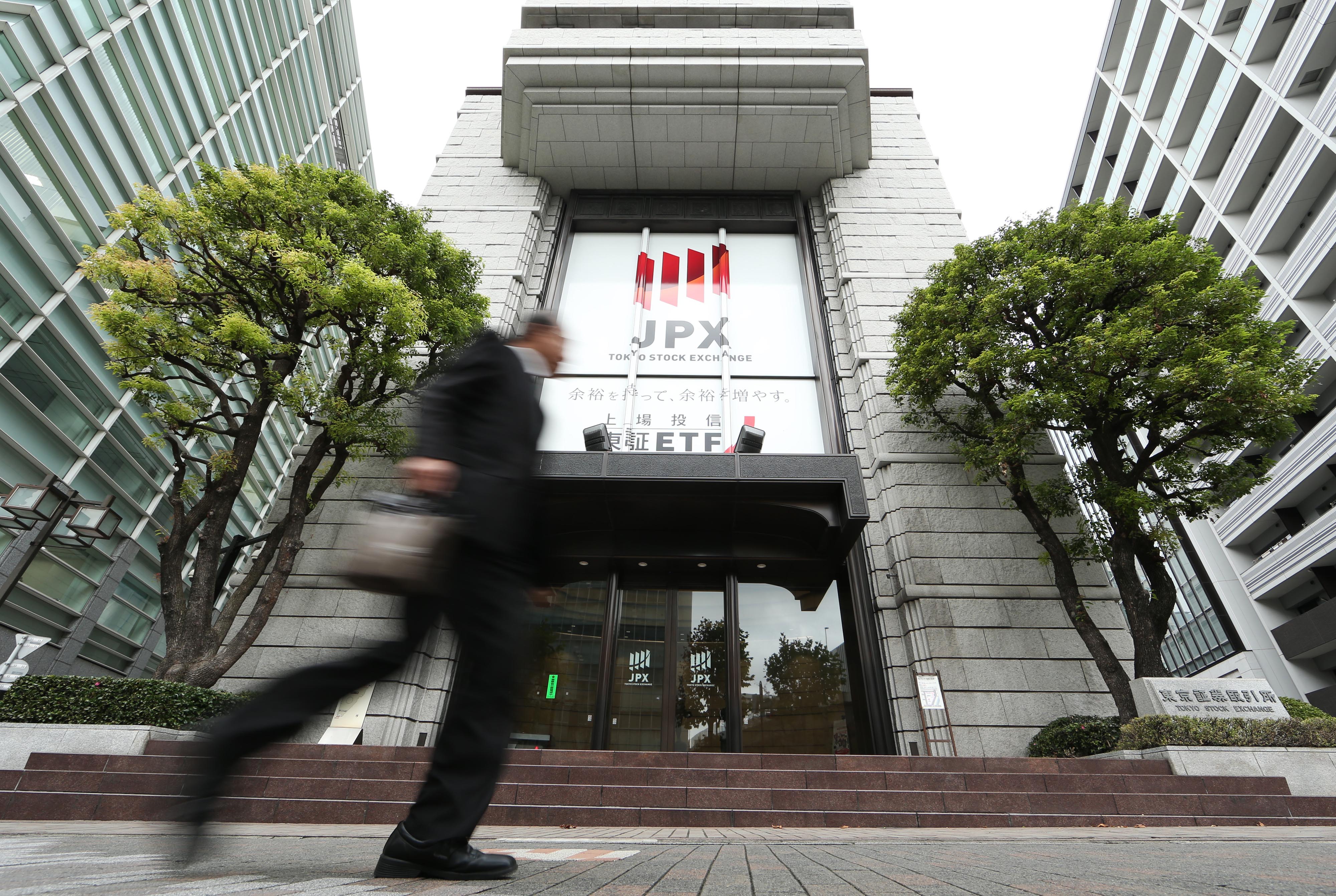 東証、反発して始まる 上げ幅は一時2600円超 3万4000円