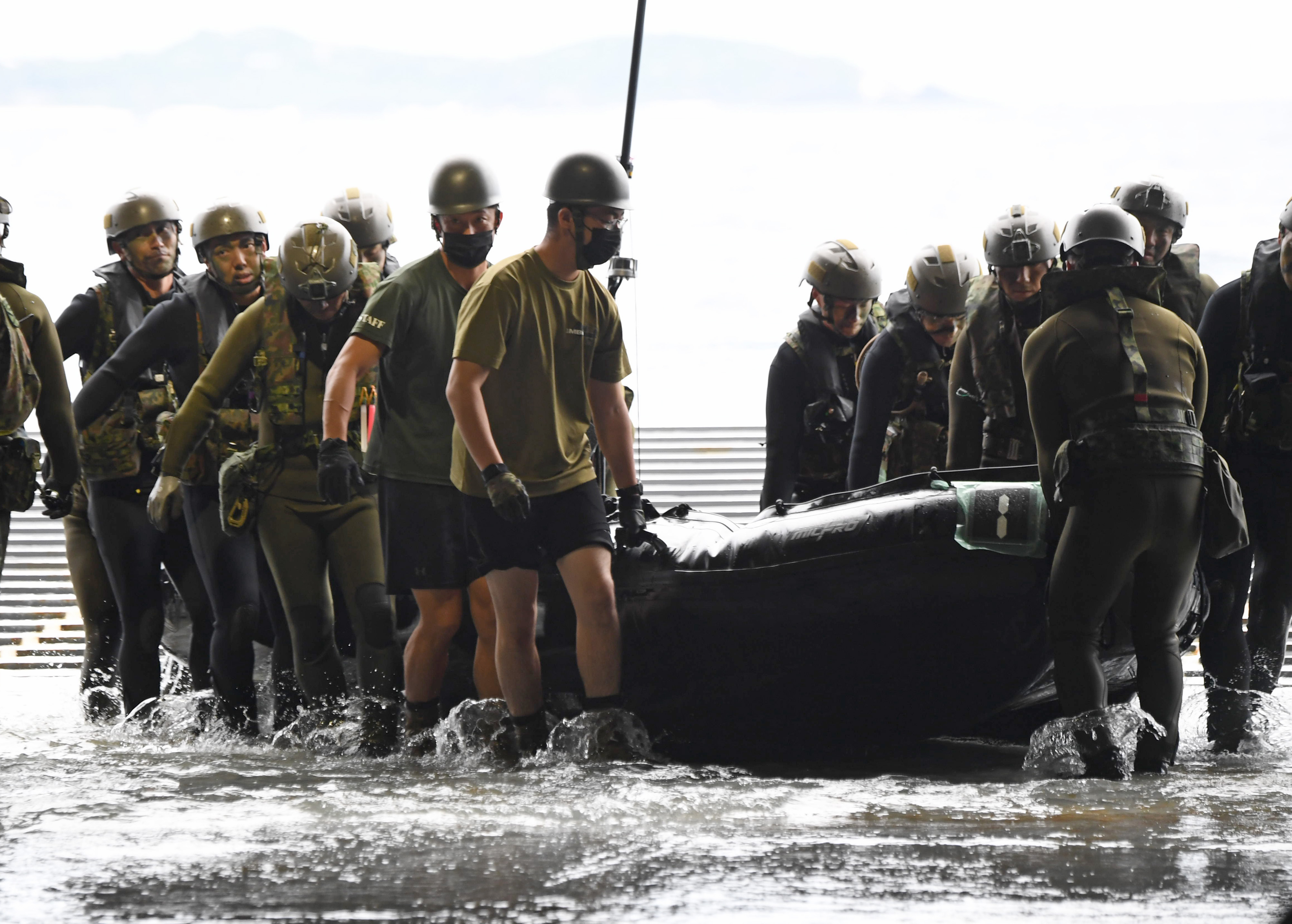 フォト】偵察用ボートで輸送艦へ 日米共同演習を公開（写真・画像 7/10