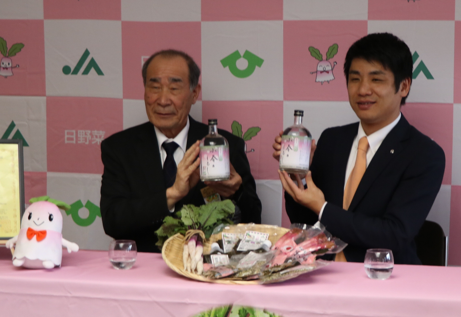 伝統野菜「日野菜」が焼酎に 滋賀・日野町、JAなどが共同開発 規格外品