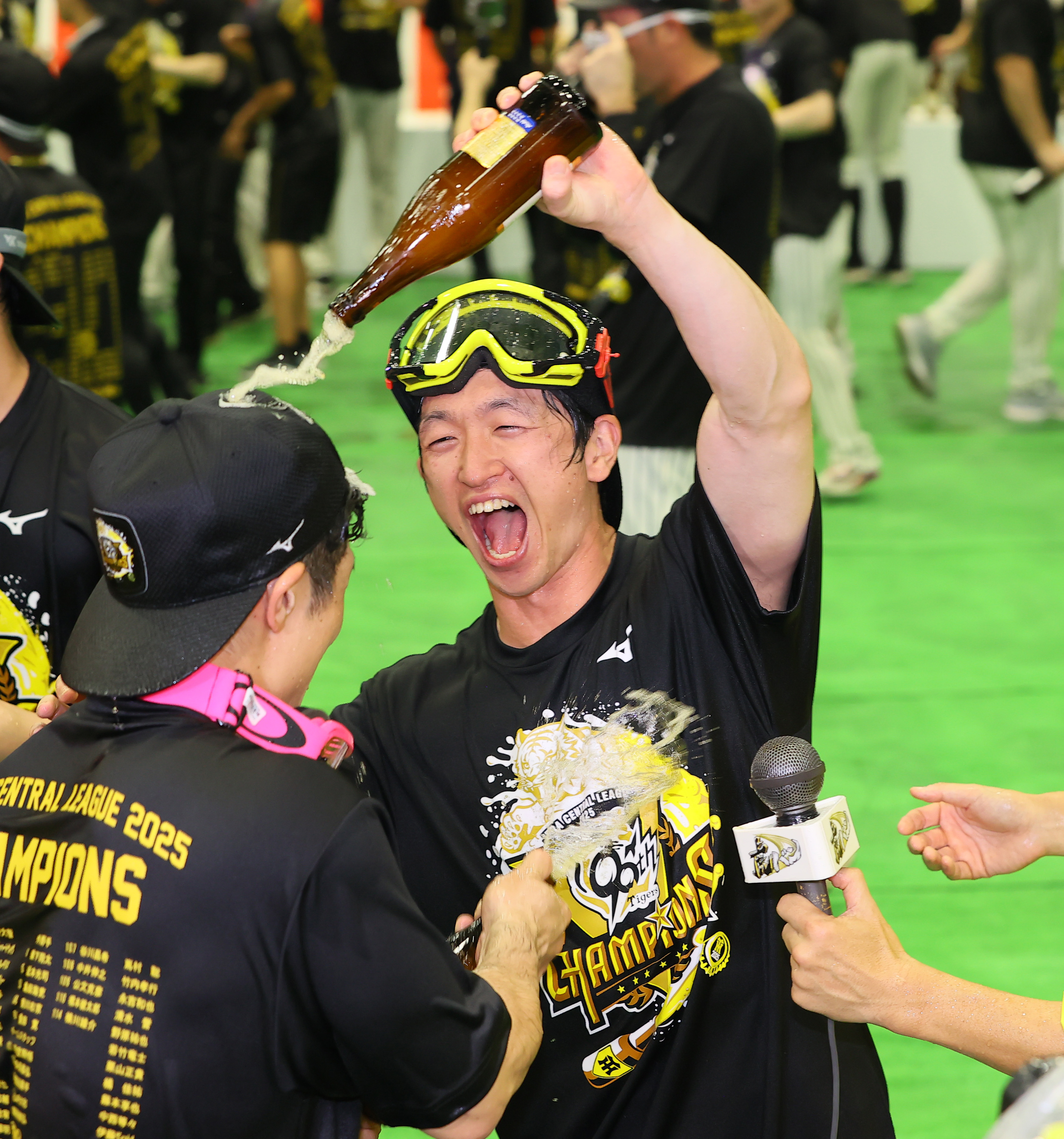 阪神優勝ビールかけ 締めはドリス 「ハンシンタイガース、ヤバスギーー