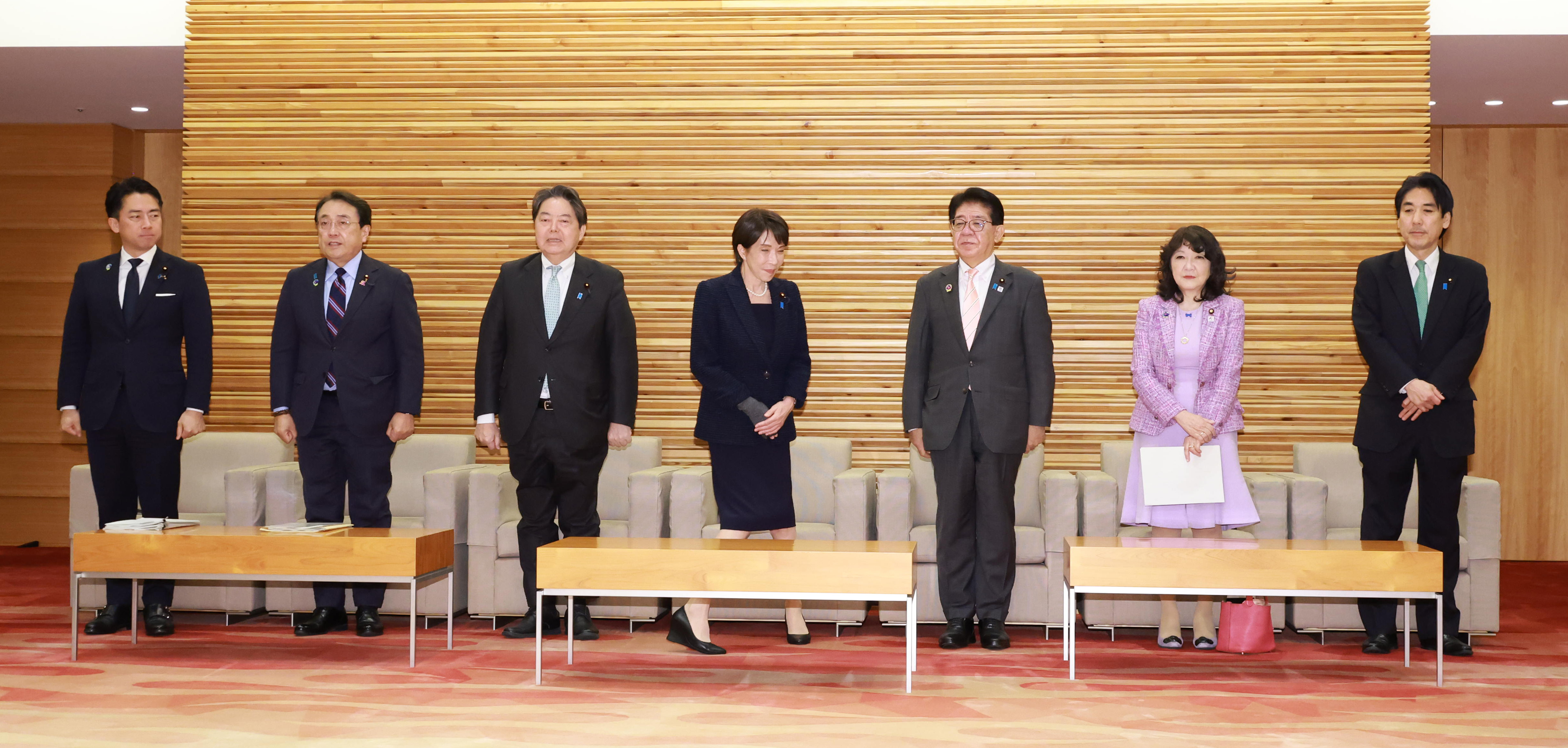 8兆5641億円の暫定予算を閣議決定、30日成立へ 高校無償化や年金など11