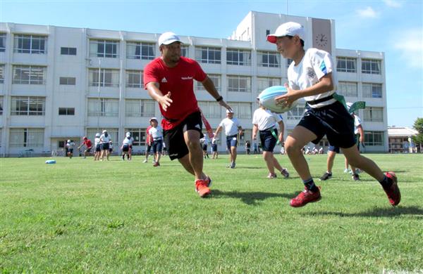 伊丹 神津小に芝生グラウンド 神鋼ラグビー部の４選手 完成記念し児童らと交流 兵庫 産経ニュース