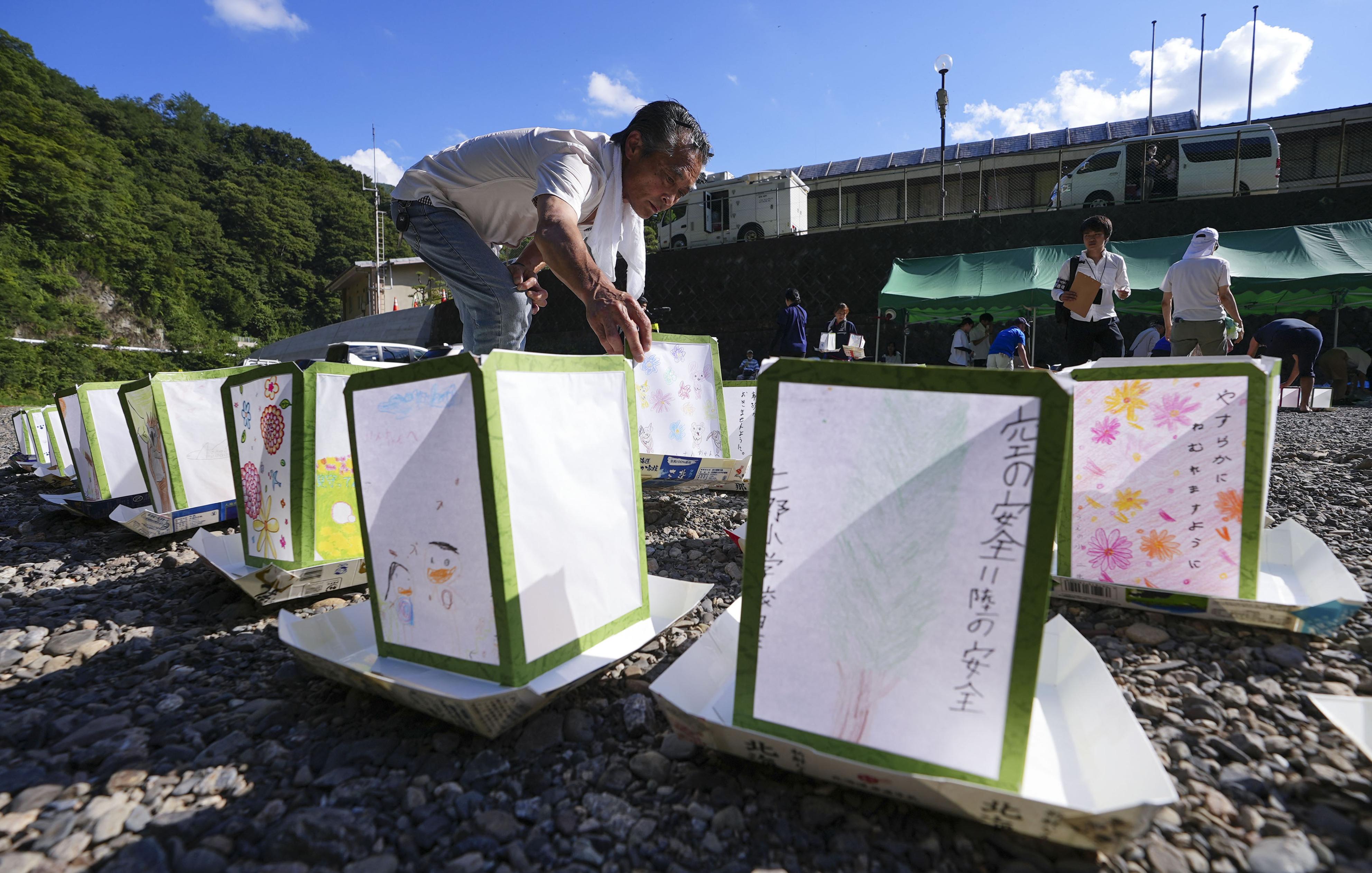 おもち様確認用　江籠さん生写真まとめその4 フォト】灯籠流し、鎮魂と安全願う 日航ジャンボ機事故、12日で38