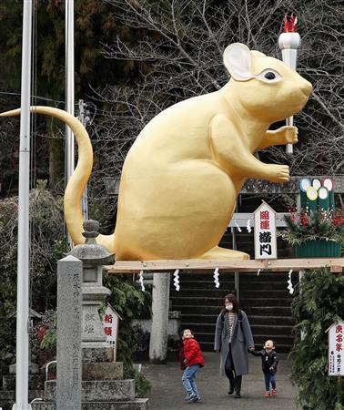 三重・辰水神社に高さ3メートル巨大ネズミ像登場 - サンスポ