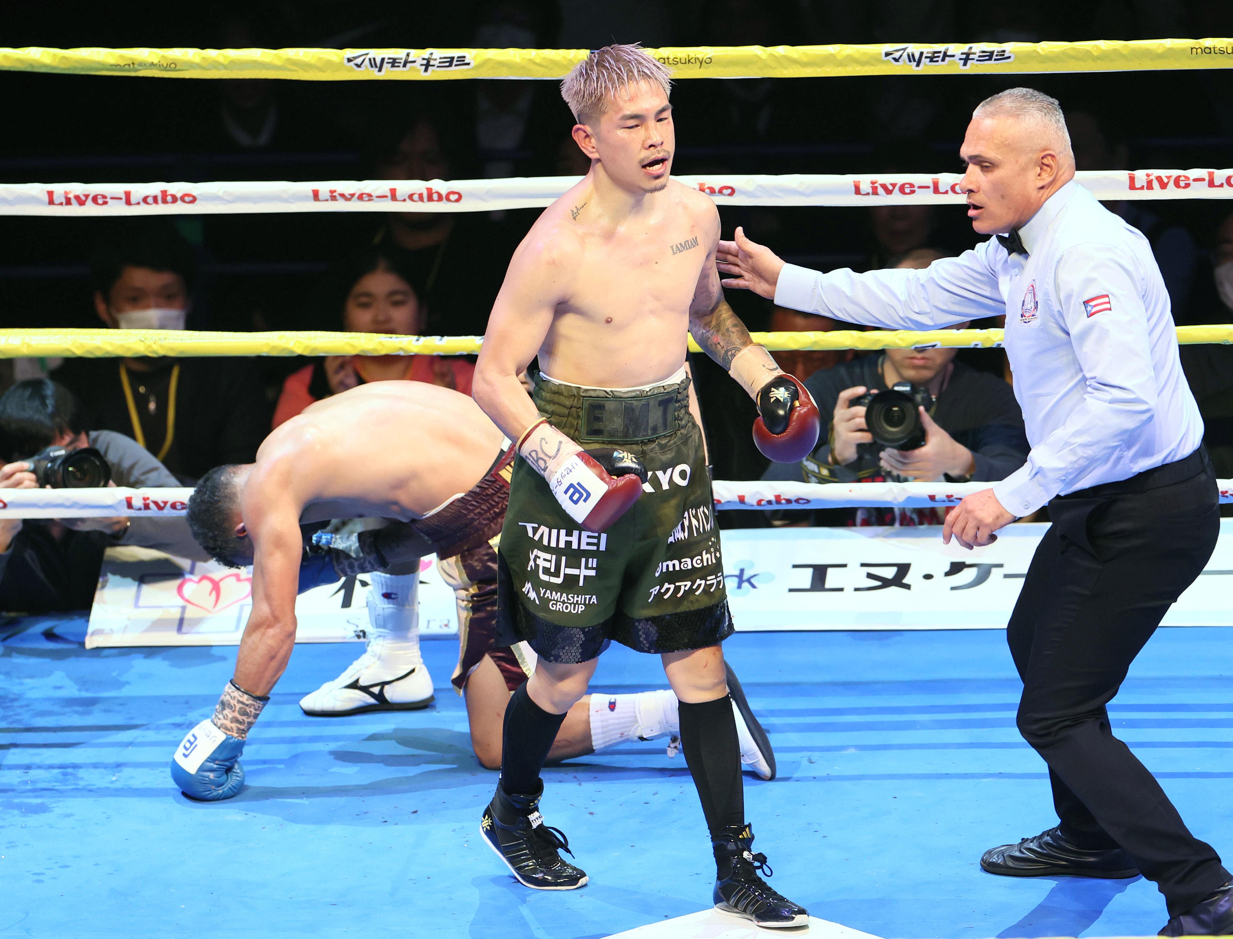 ボクシングシューズ 井岡一翔に勝利したアムナットルエンロエン選手 