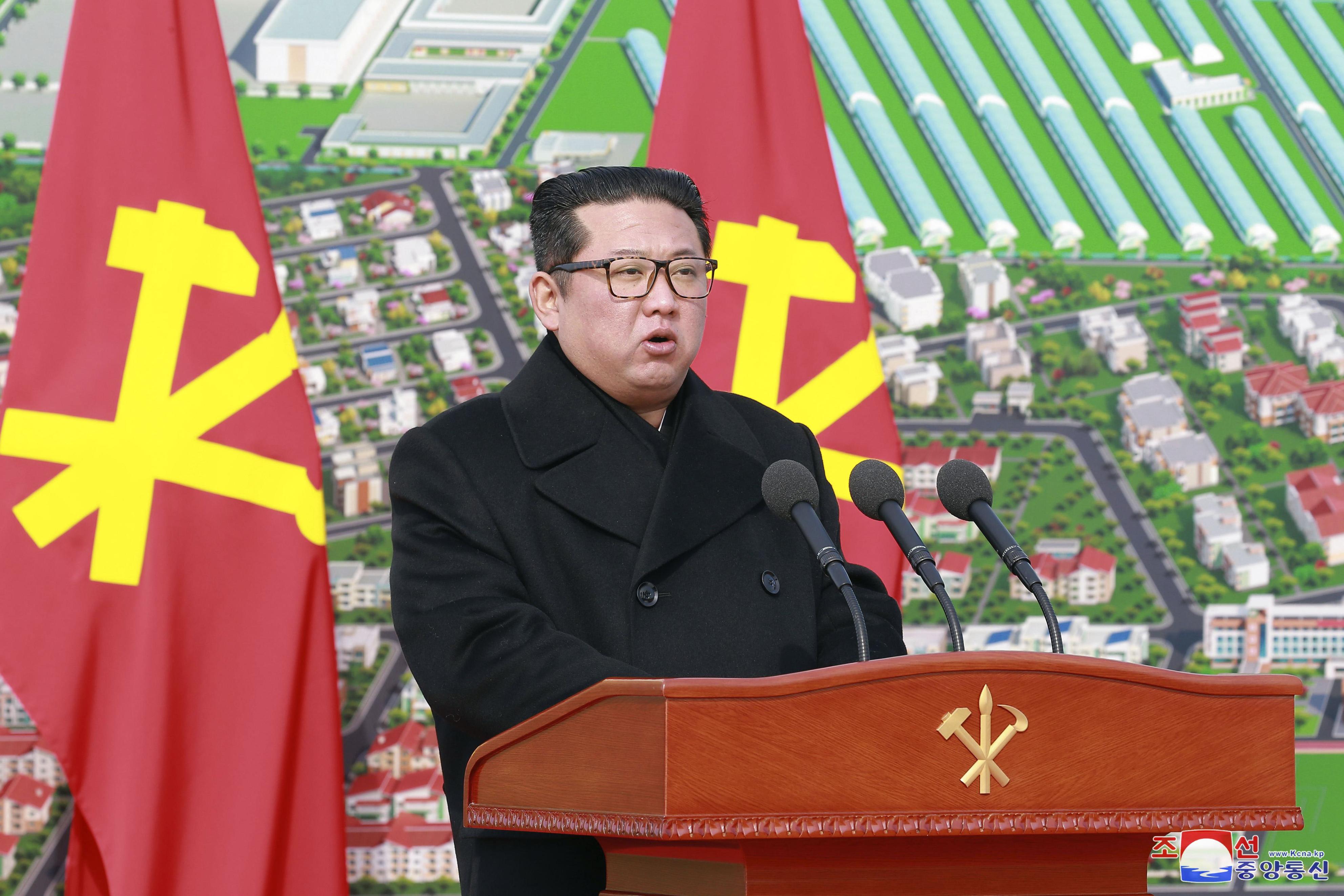 フォト特集】金正恩氏がくわ入れ 北朝鮮、軍動員し農場建設 - 産経ニュース