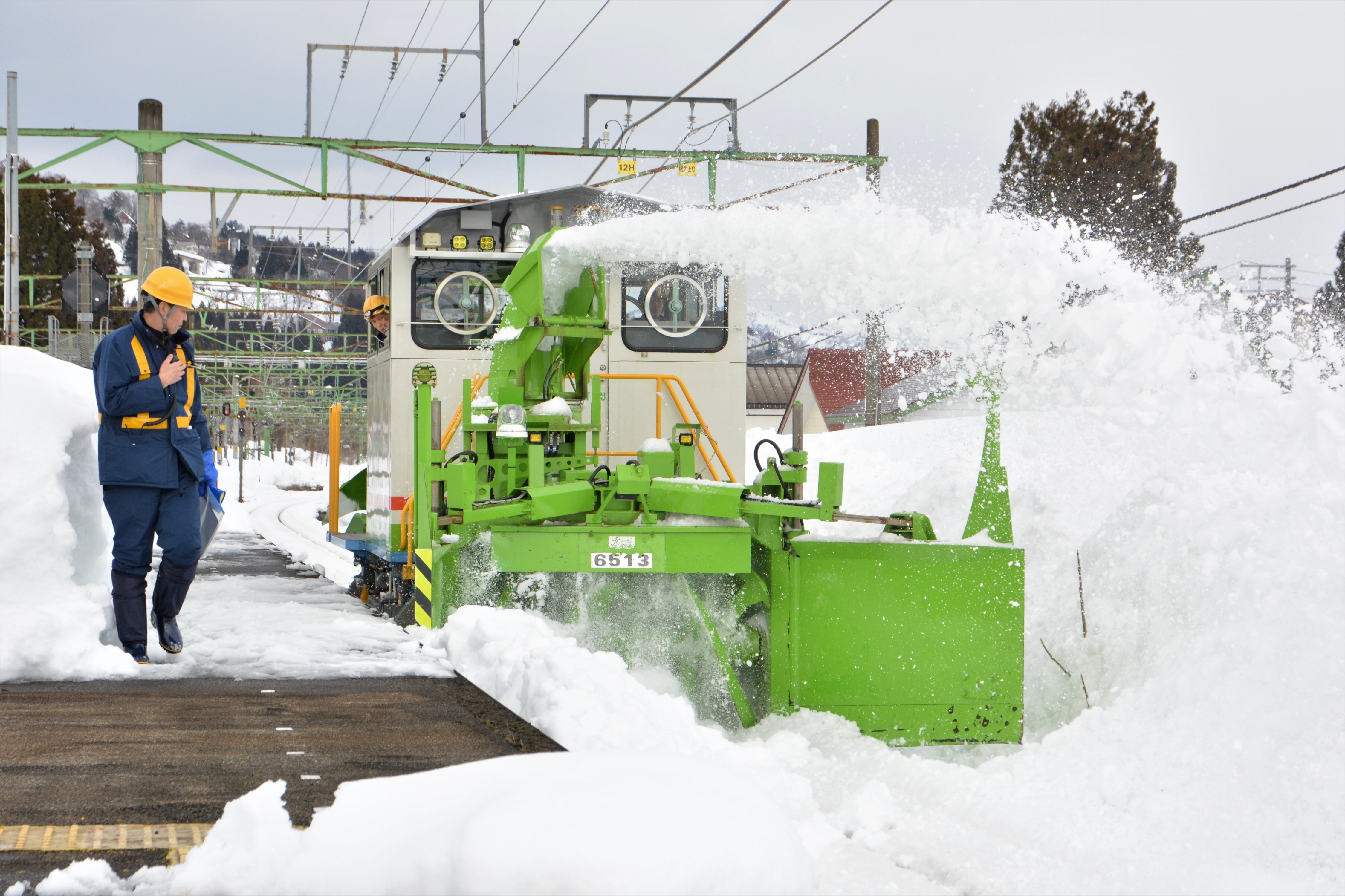 JR東新潟支社が今冬初の集中除雪 上越線を計画運休、大学共通テストに