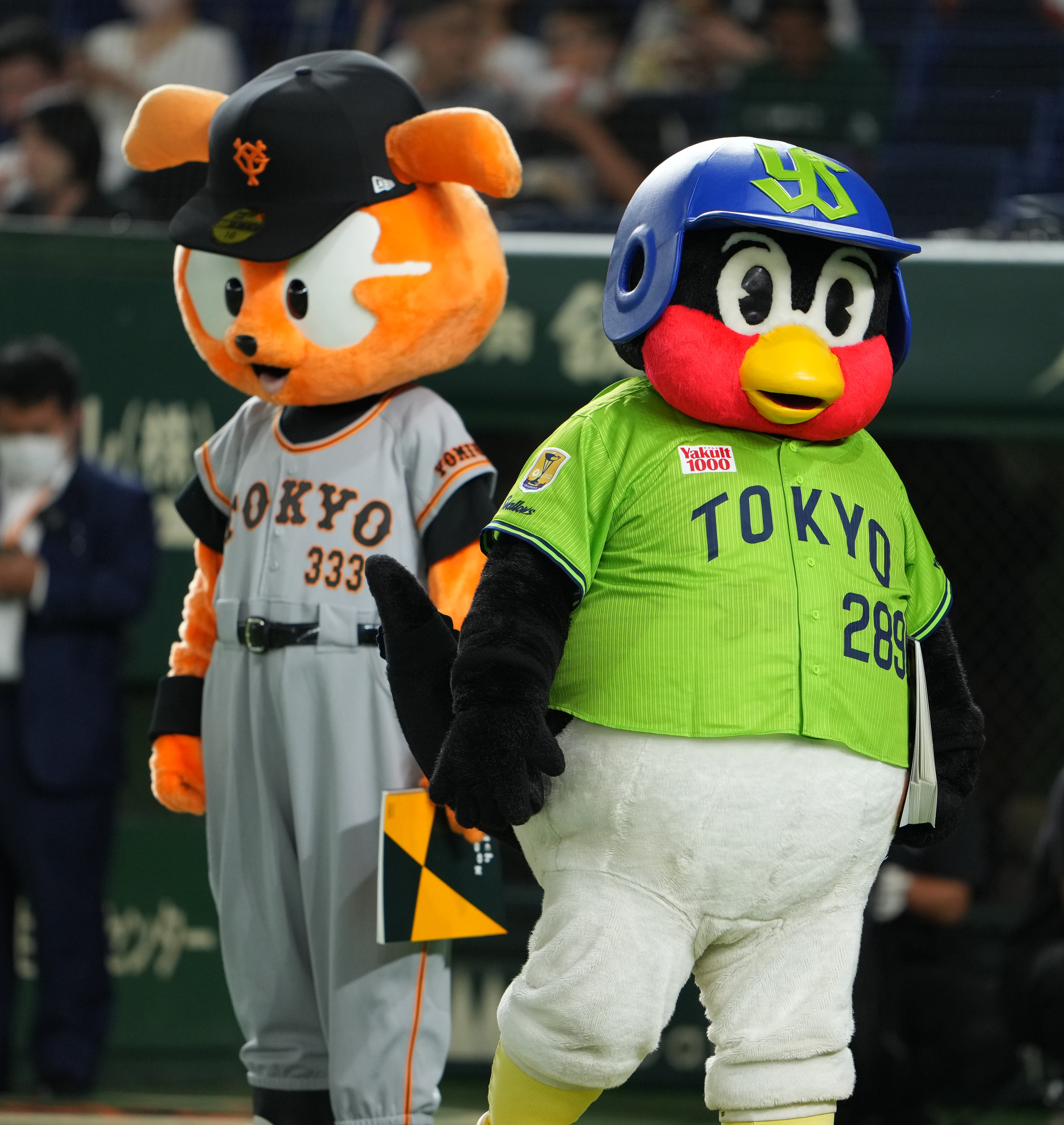 ヤクルト・つば九郎、東京ドーム〝燕征〟で空中くるりんぱに失敗
