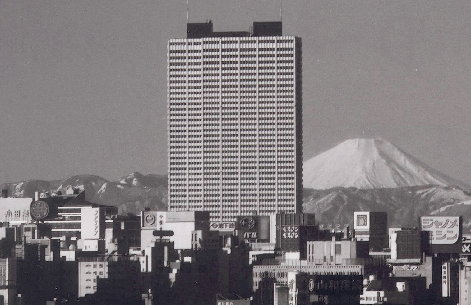 京王プラザホテル、変貌遂げた新宿の象徴　５日で開業５０年