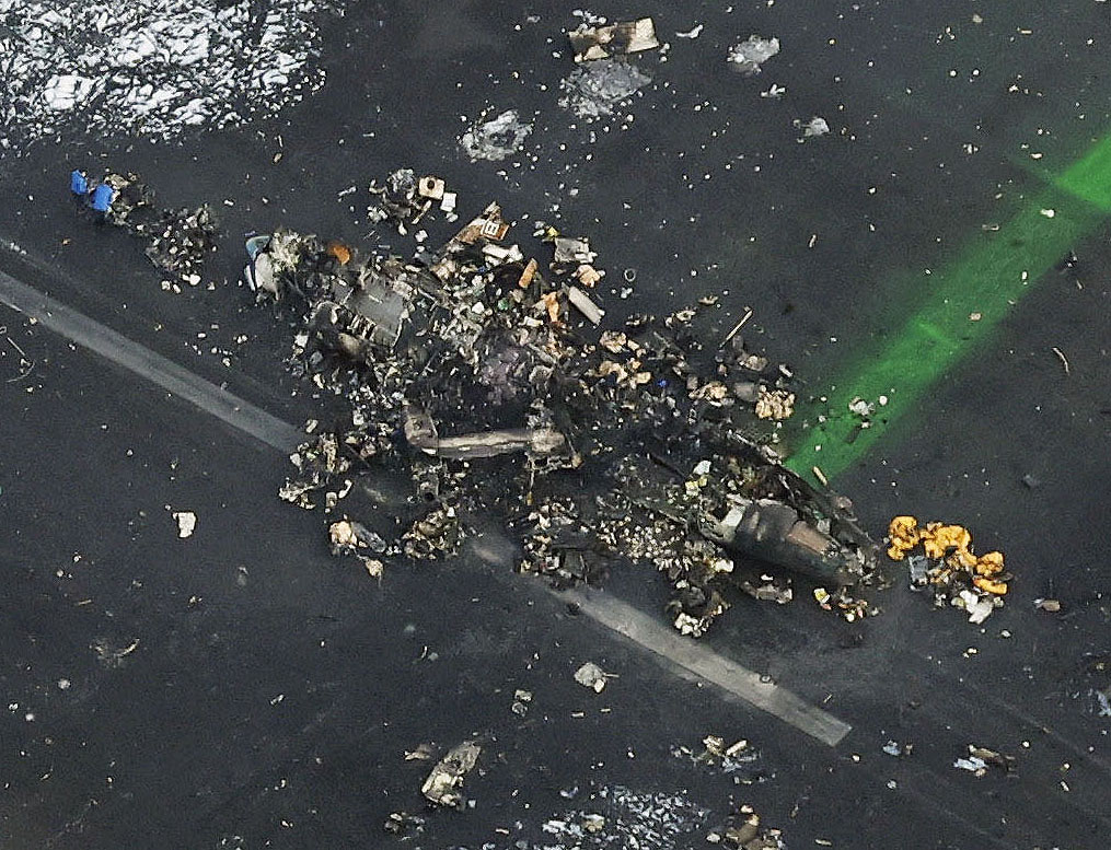 焦げた機体、利用客不安げ「正月気分吹っ飛んだ」 羽田空港 - 産経ニュース