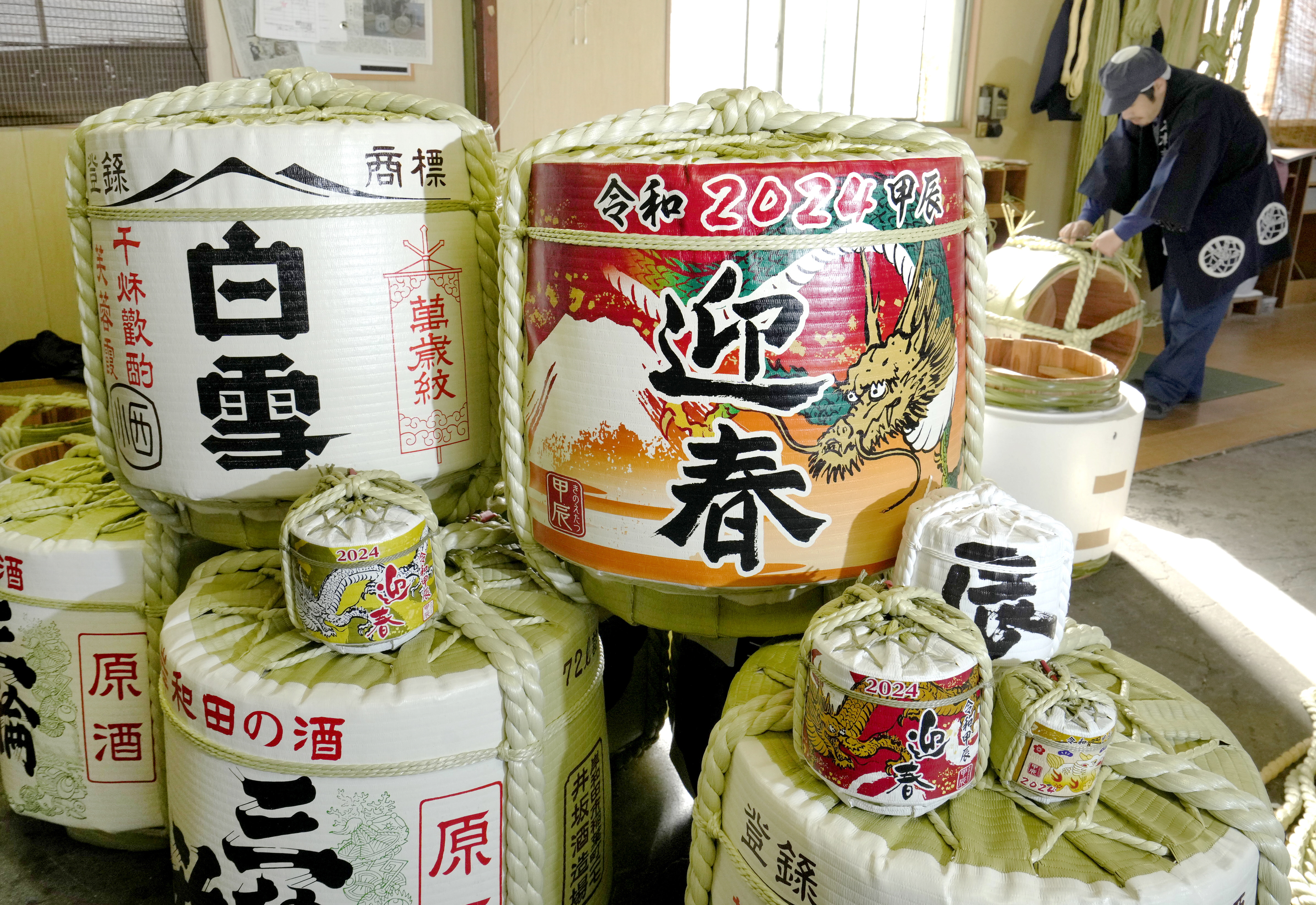 動画】「鏡開きで景気よく新年迎えて」菰樽づくり、尼崎で最盛期
